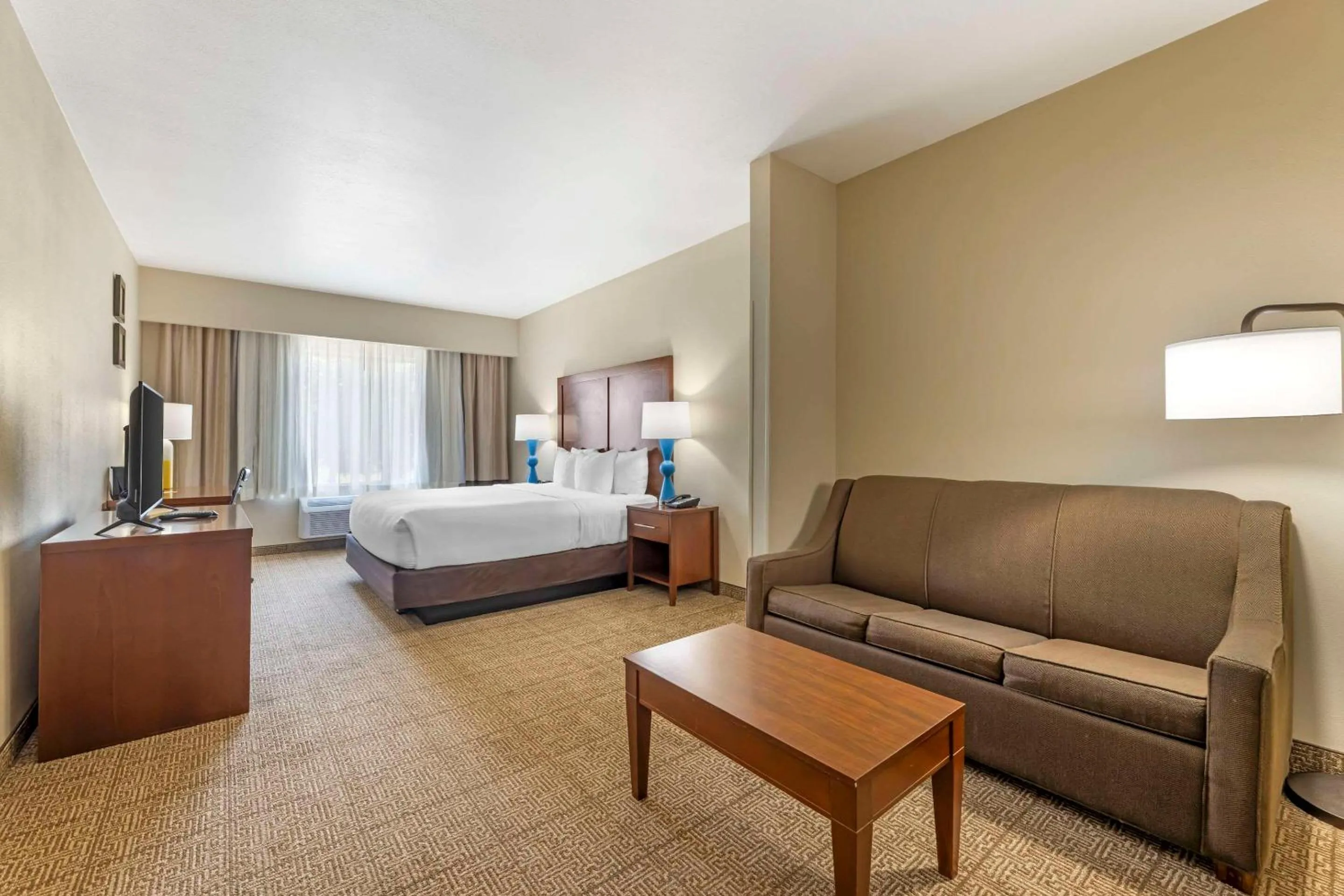 Bedroom, Bed in Comfort Suites Near Vancouver Mall