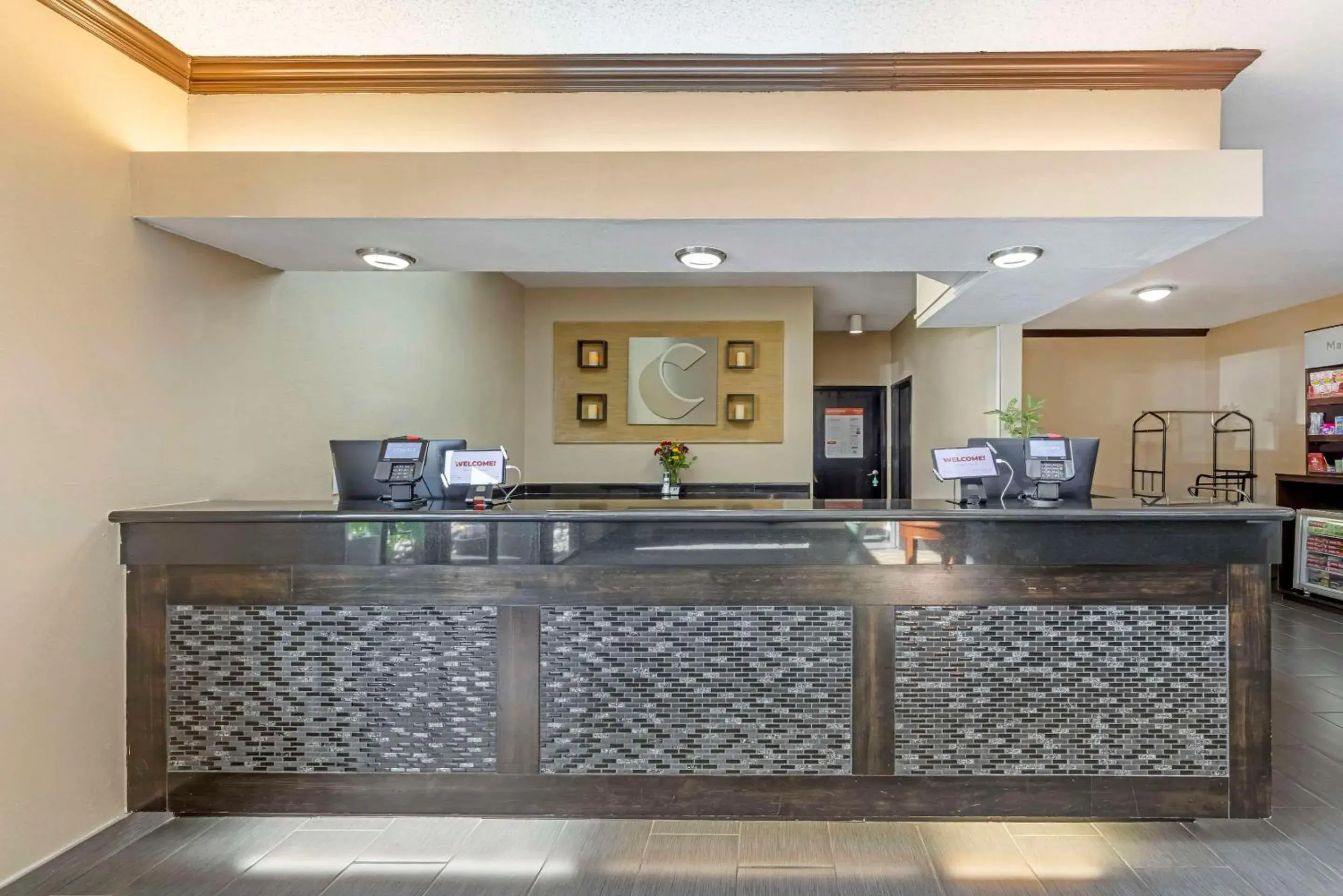 Lobby or reception in Comfort Suites Near Vancouver Mall Lobby or reception in Comfort Suites Near Vancouver Mall