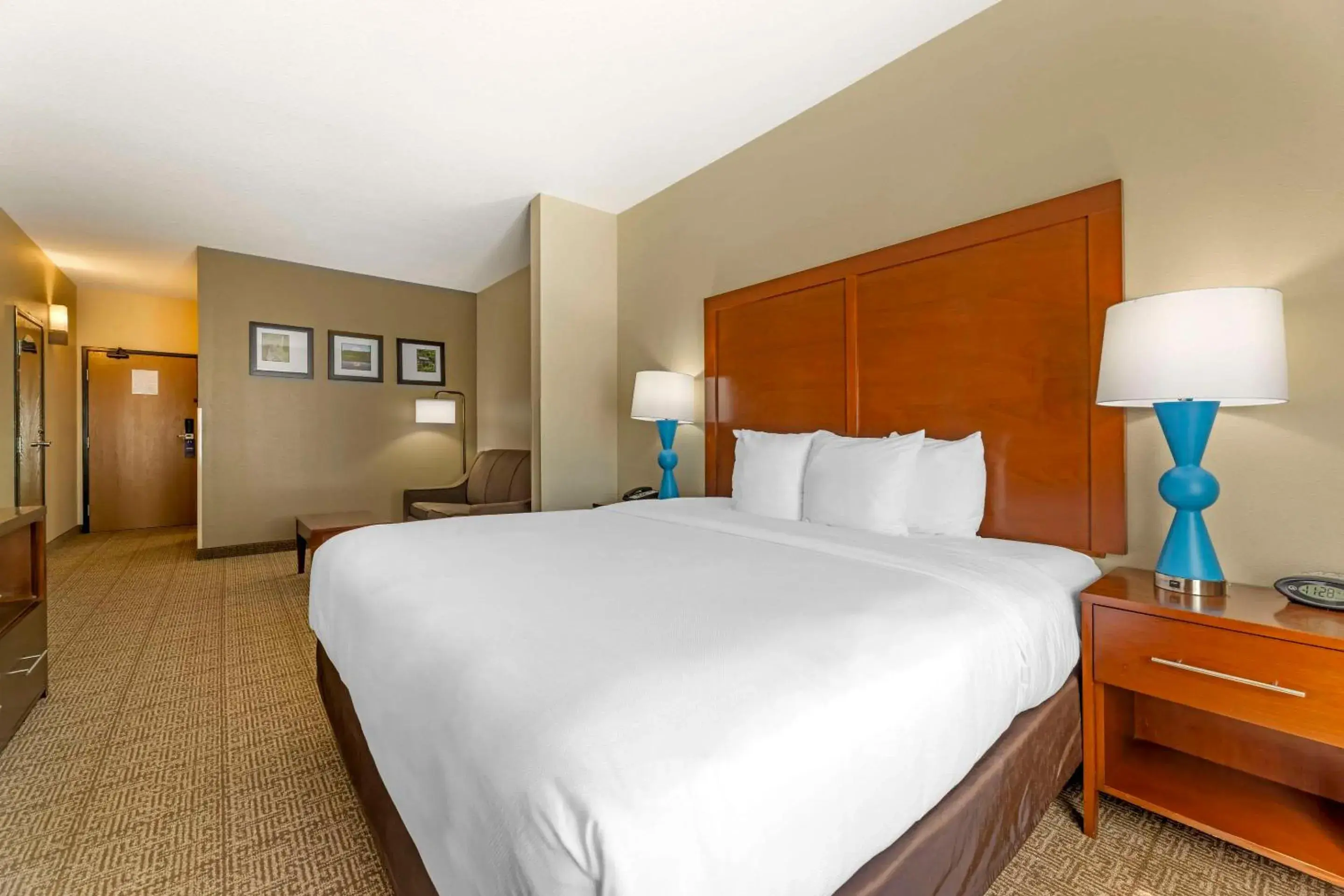 Bedroom, Bed in Comfort Suites Near Vancouver Mall Bedroom, Bed in Comfort Suites Near Vancouver Mall