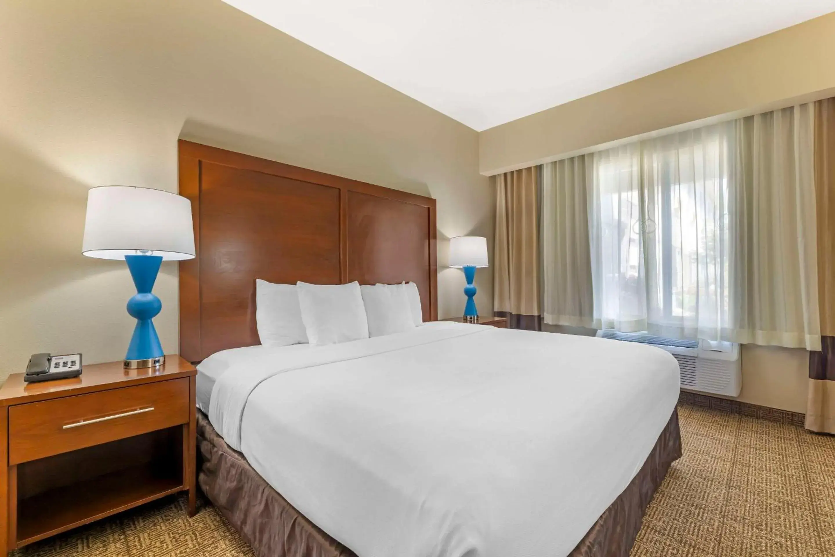 Bedroom, Bed in Comfort Suites Near Vancouver Mall Bedroom, Bed in Comfort Suites Near Vancouver Mall