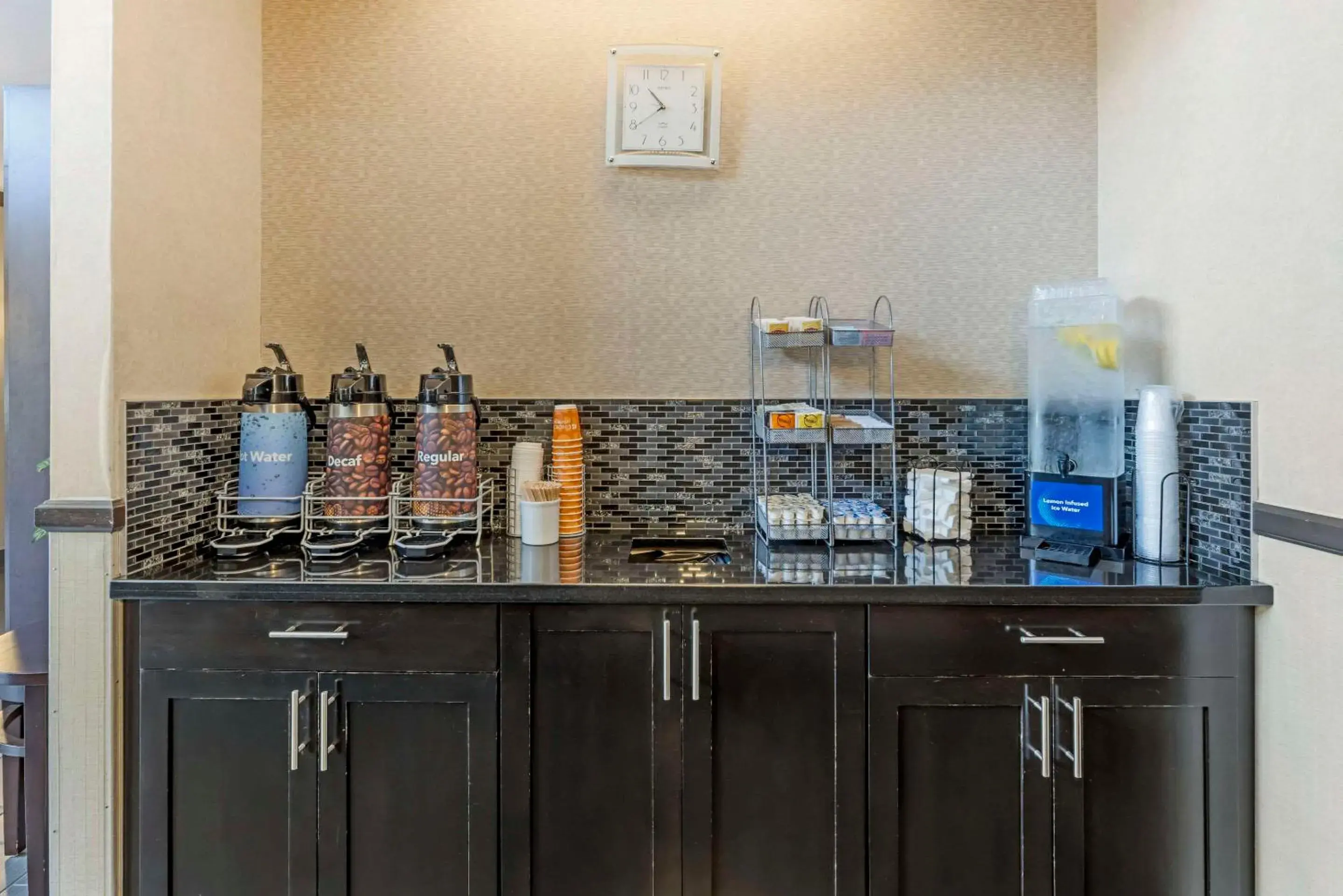 Lobby or reception in Comfort Suites Near Vancouver Mall Lobby or reception in Comfort Suites Near Vancouver Mall