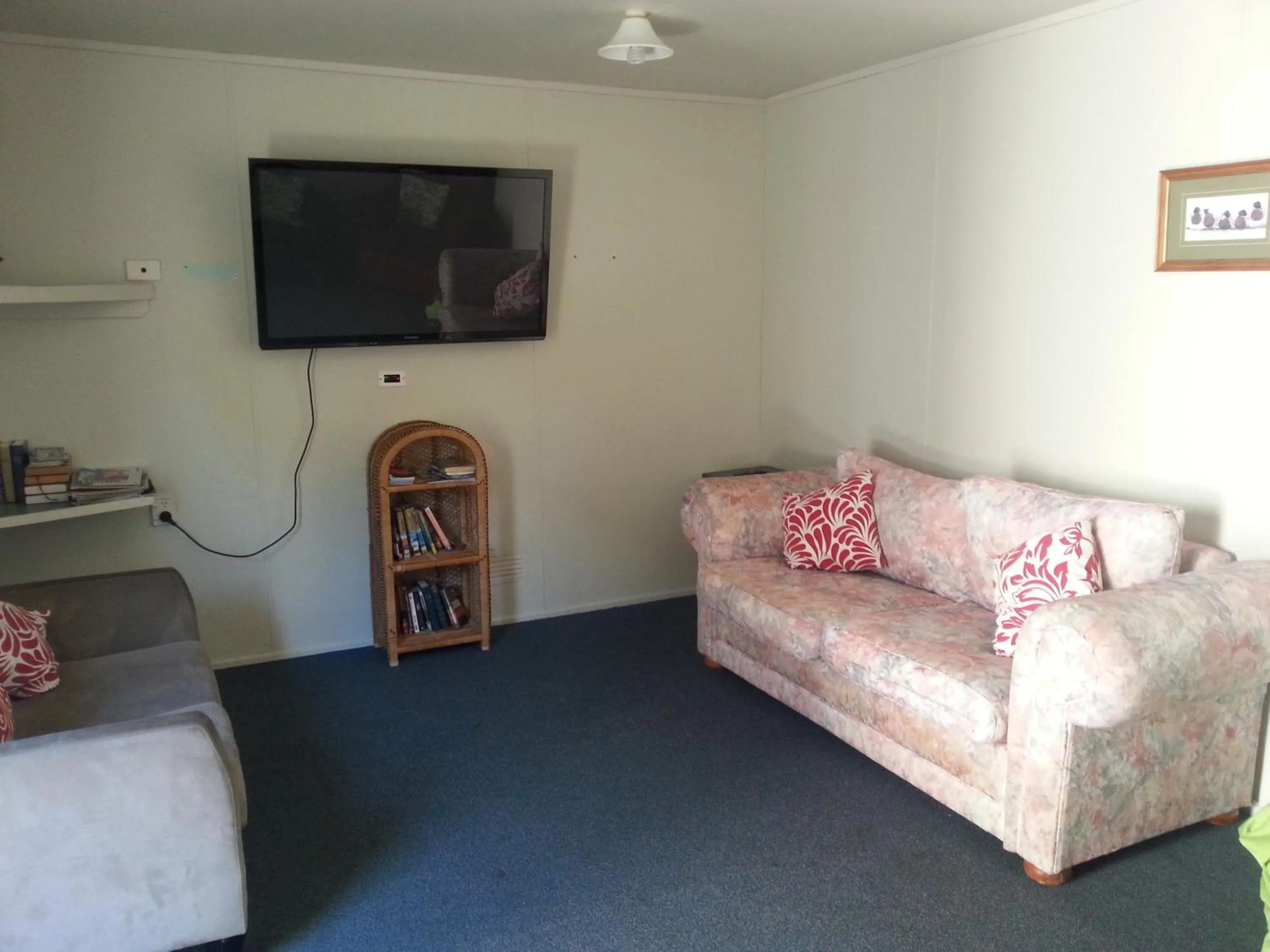 Communal lounge/ TV room in Athenree Hot Springs & Holiday Park