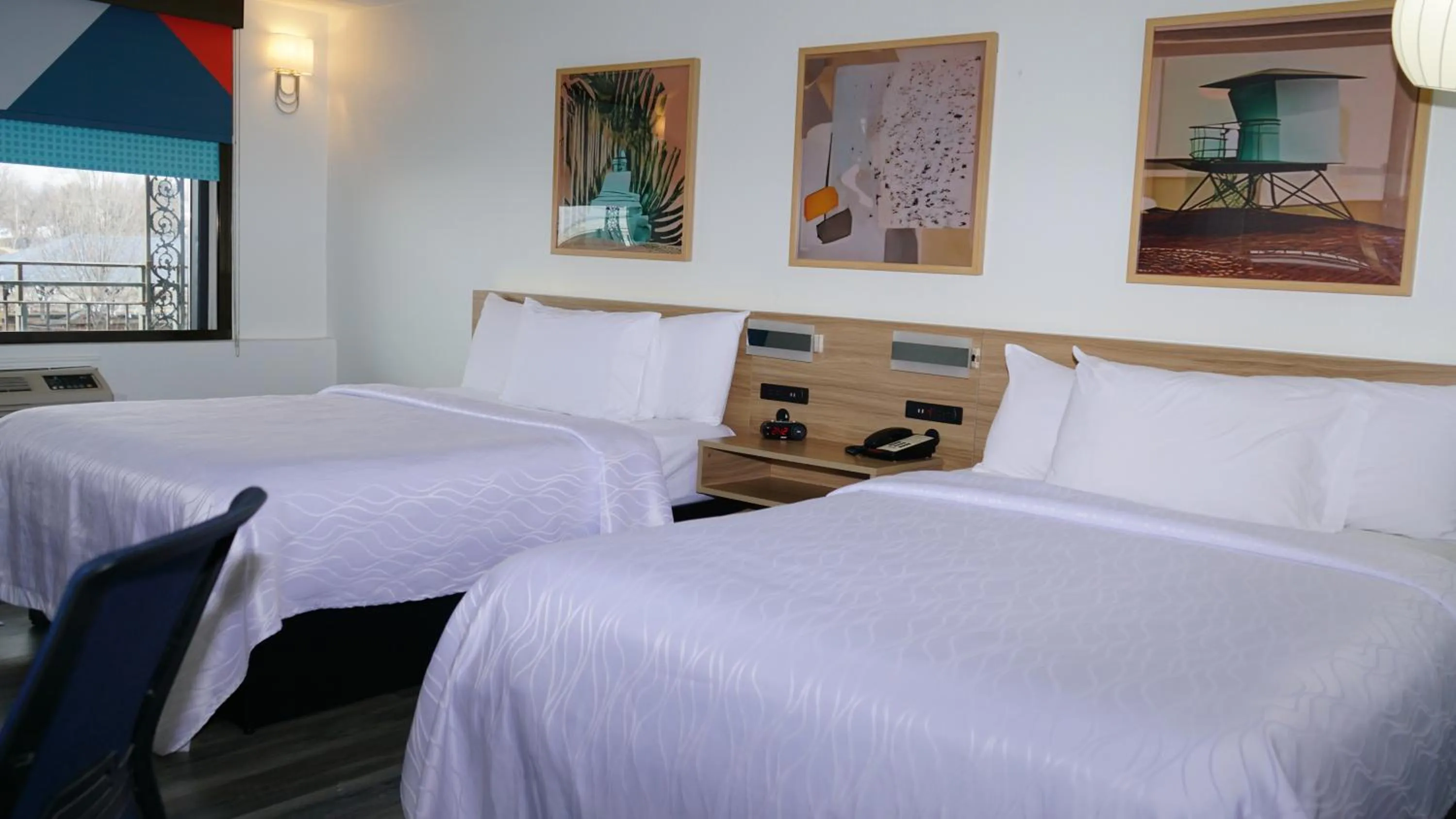 Bed in Waterfront Inn PHL Airport