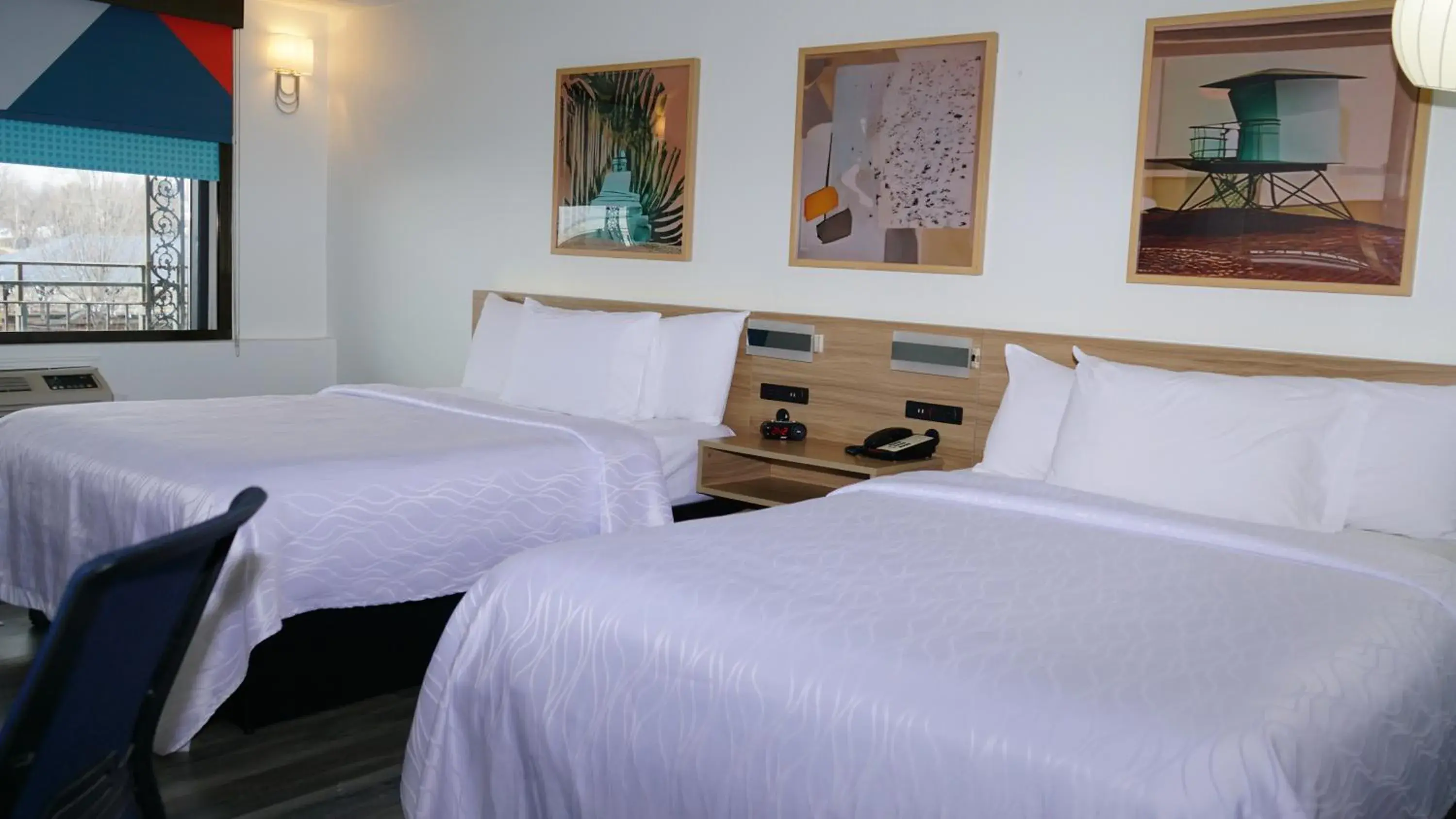 Bed in Waterfront Inn PHL Airport Bed in Waterfront Inn PHL Airport