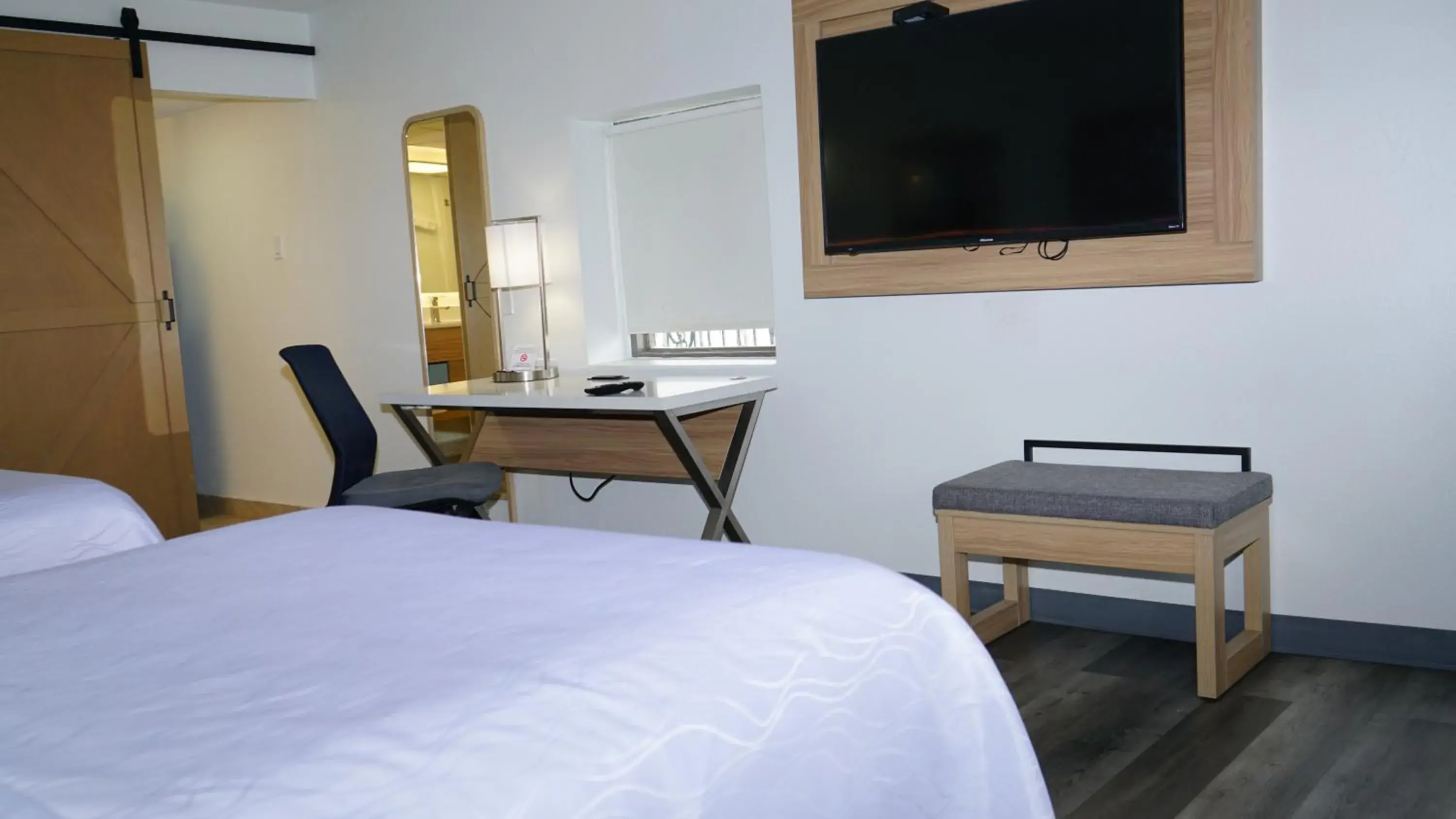 TV and multimedia, Bed in Waterfront Inn PHL Airport TV and multimedia, Bed in Waterfront Inn PHL Airport