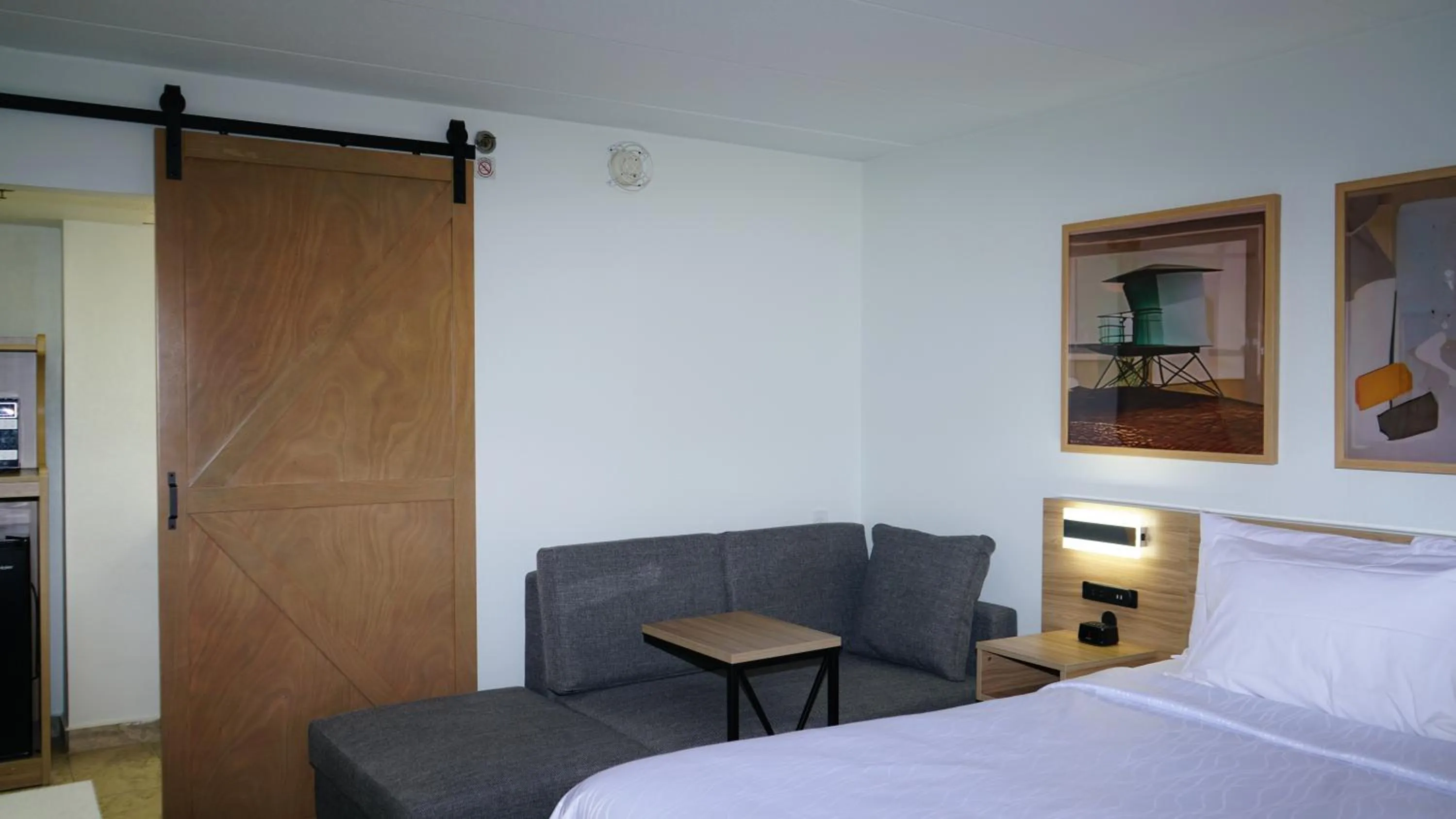 Seating area, Bed in Waterfront Inn PHL Airport