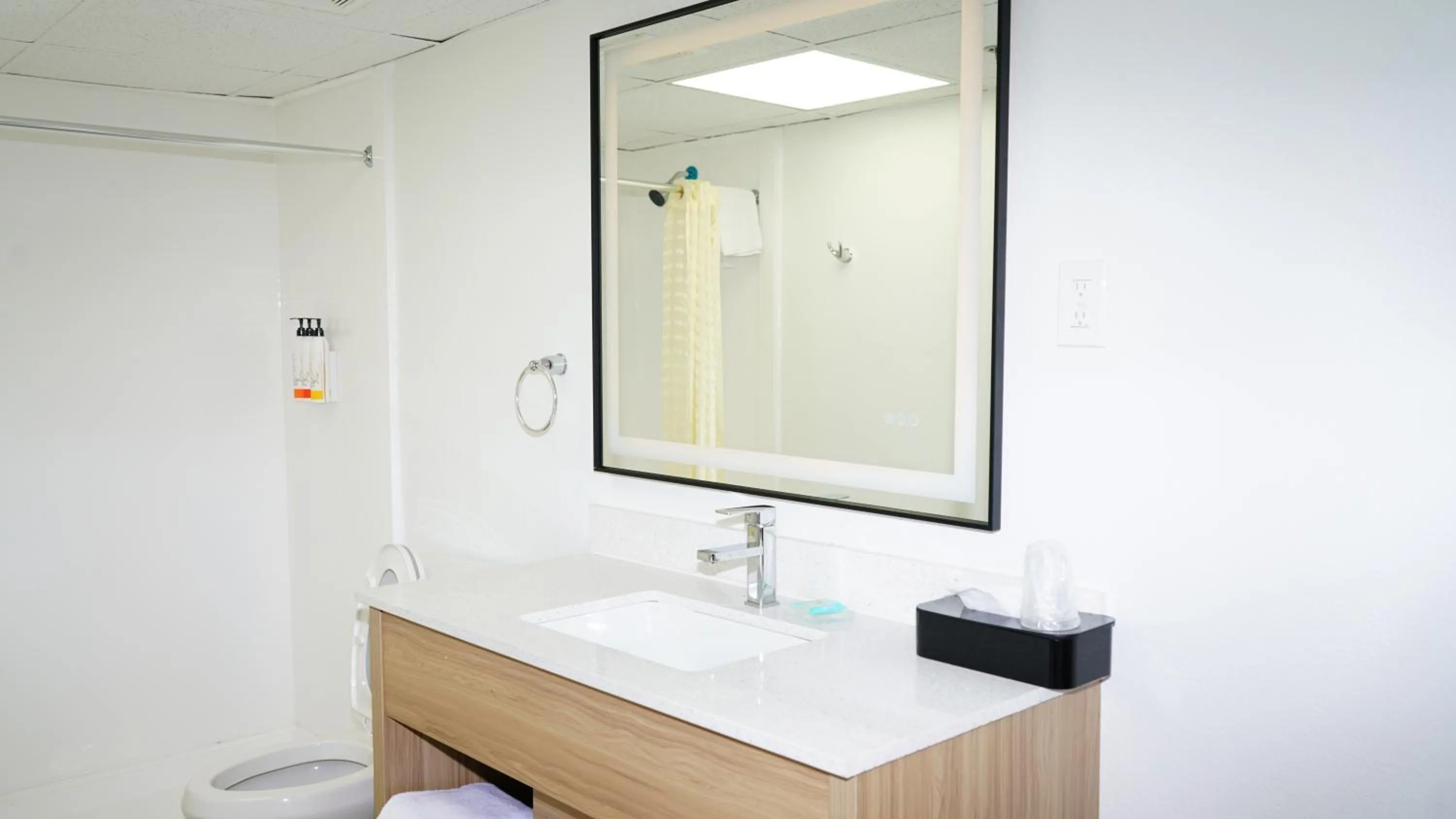 Bathroom in Waterfront Inn PHL Airport