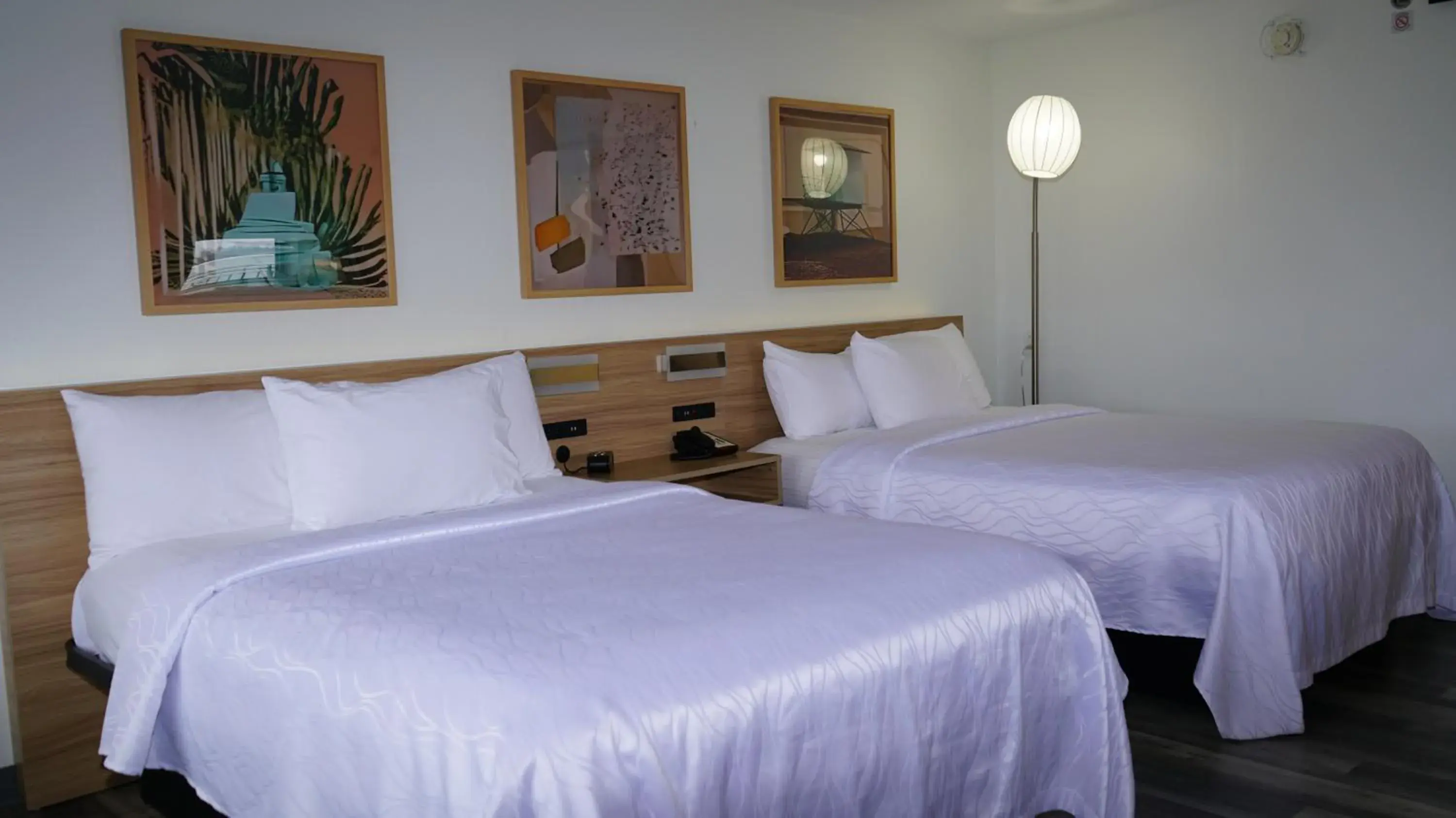 Bed in Waterfront Inn PHL Airport Bed in Waterfront Inn PHL Airport