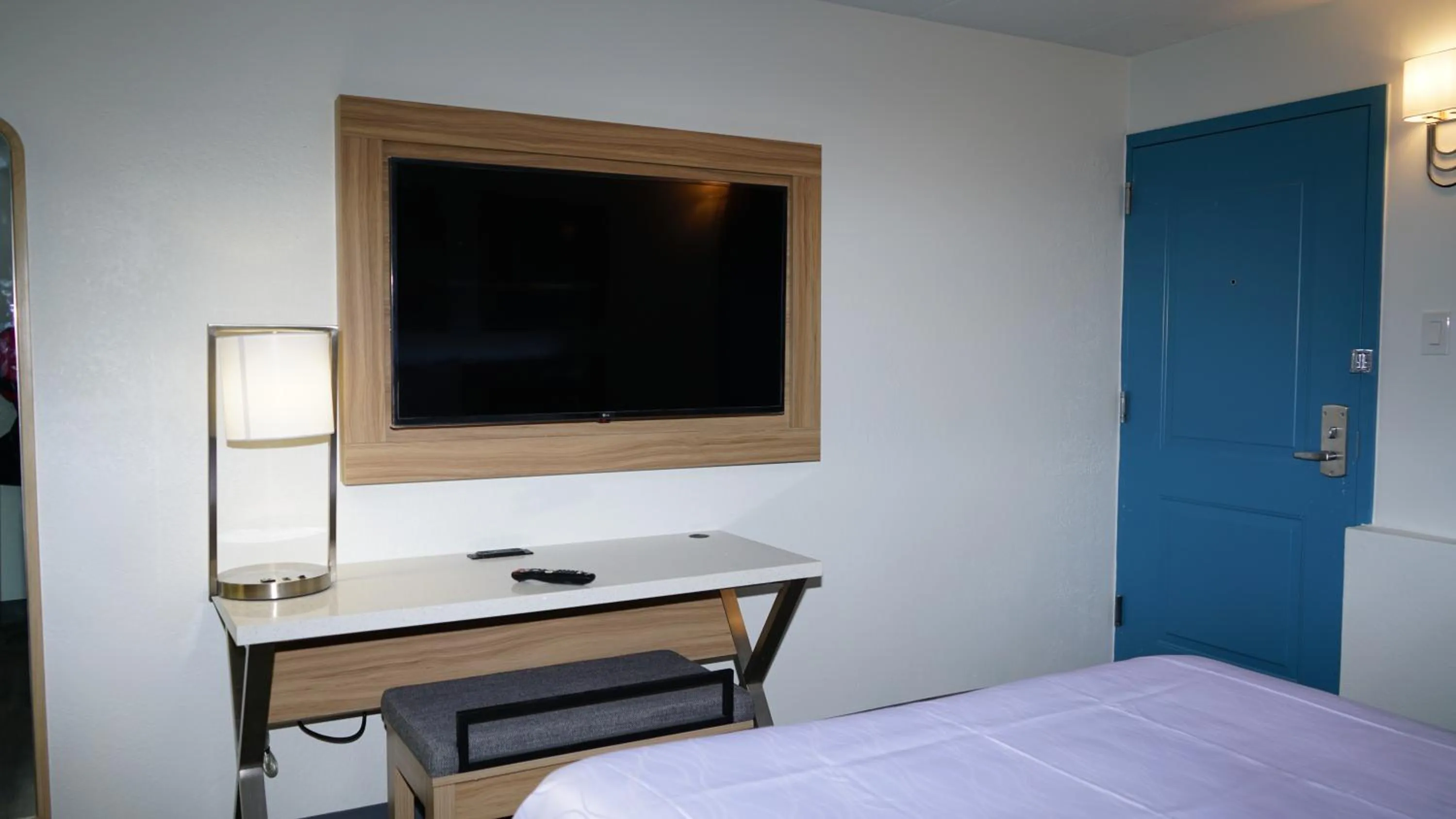 TV and multimedia, Bed in Waterfront Inn PHL Airport