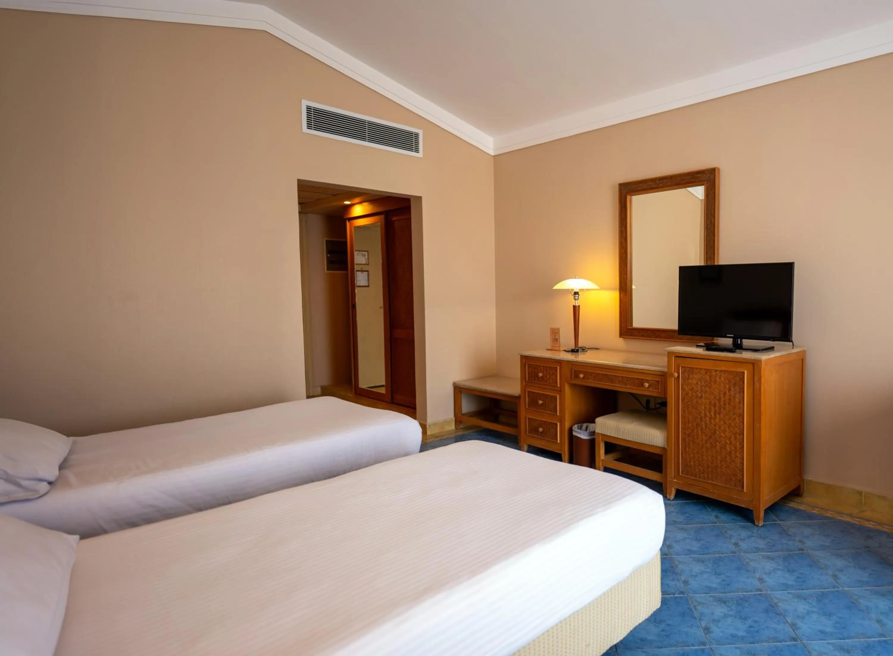 TV and multimedia, Bed in Ecotel Dahab Bay View Resort