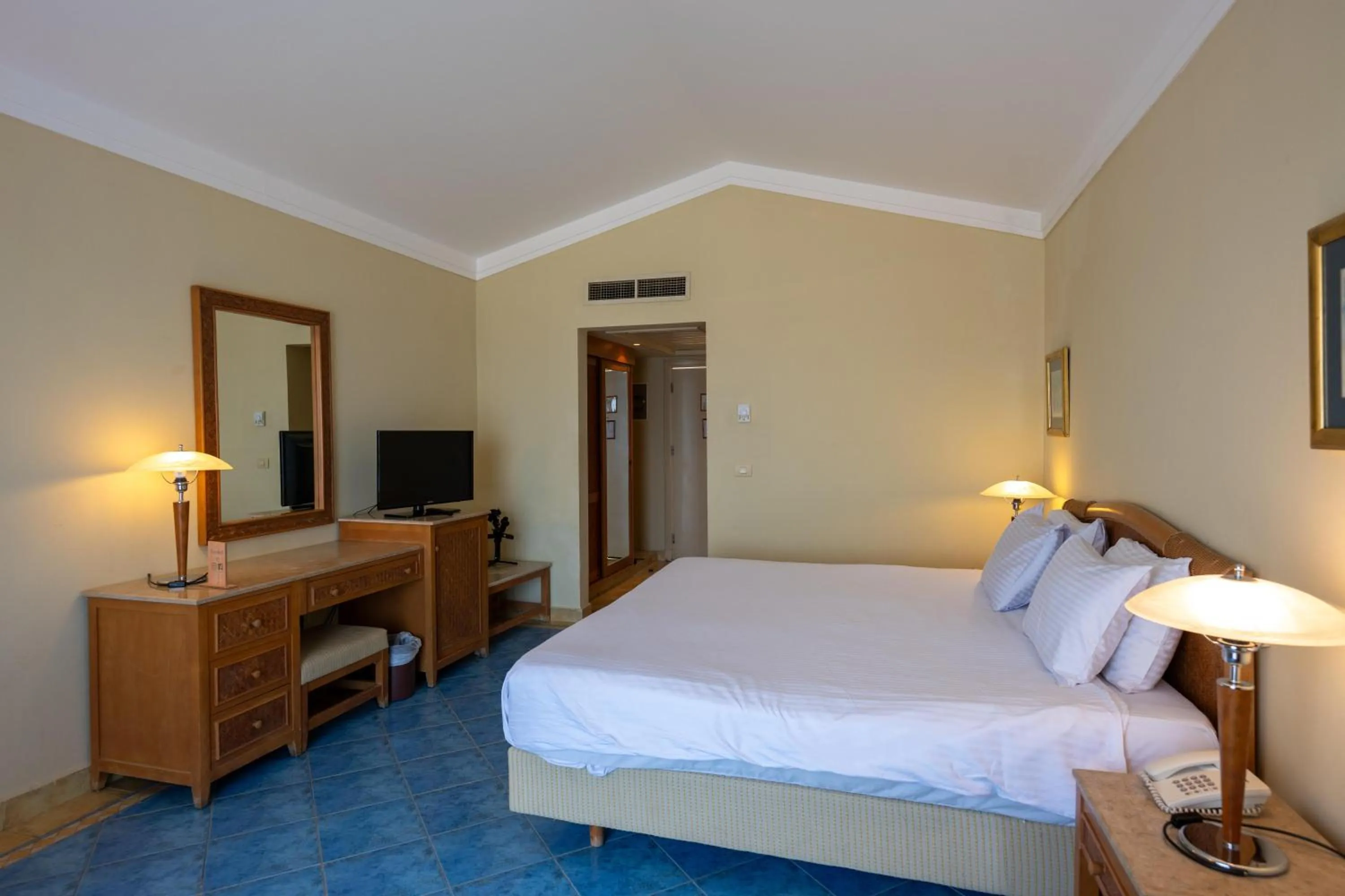 Photo of the whole room, Bed in Ecotel Dahab Bay View Resort