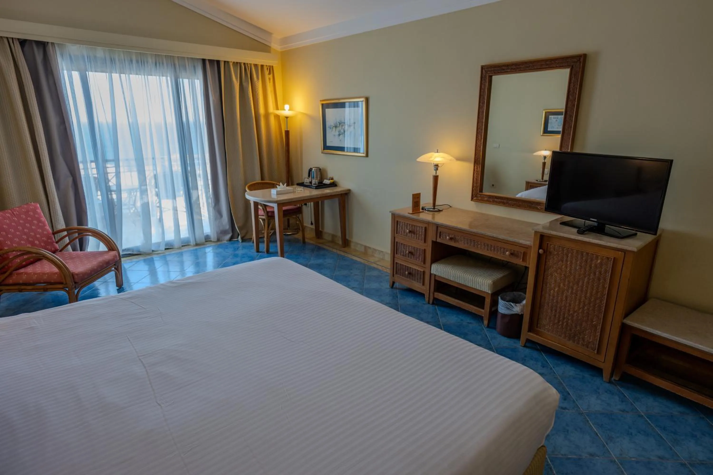 TV and multimedia, Bed in Ecotel Dahab Bay View Resort