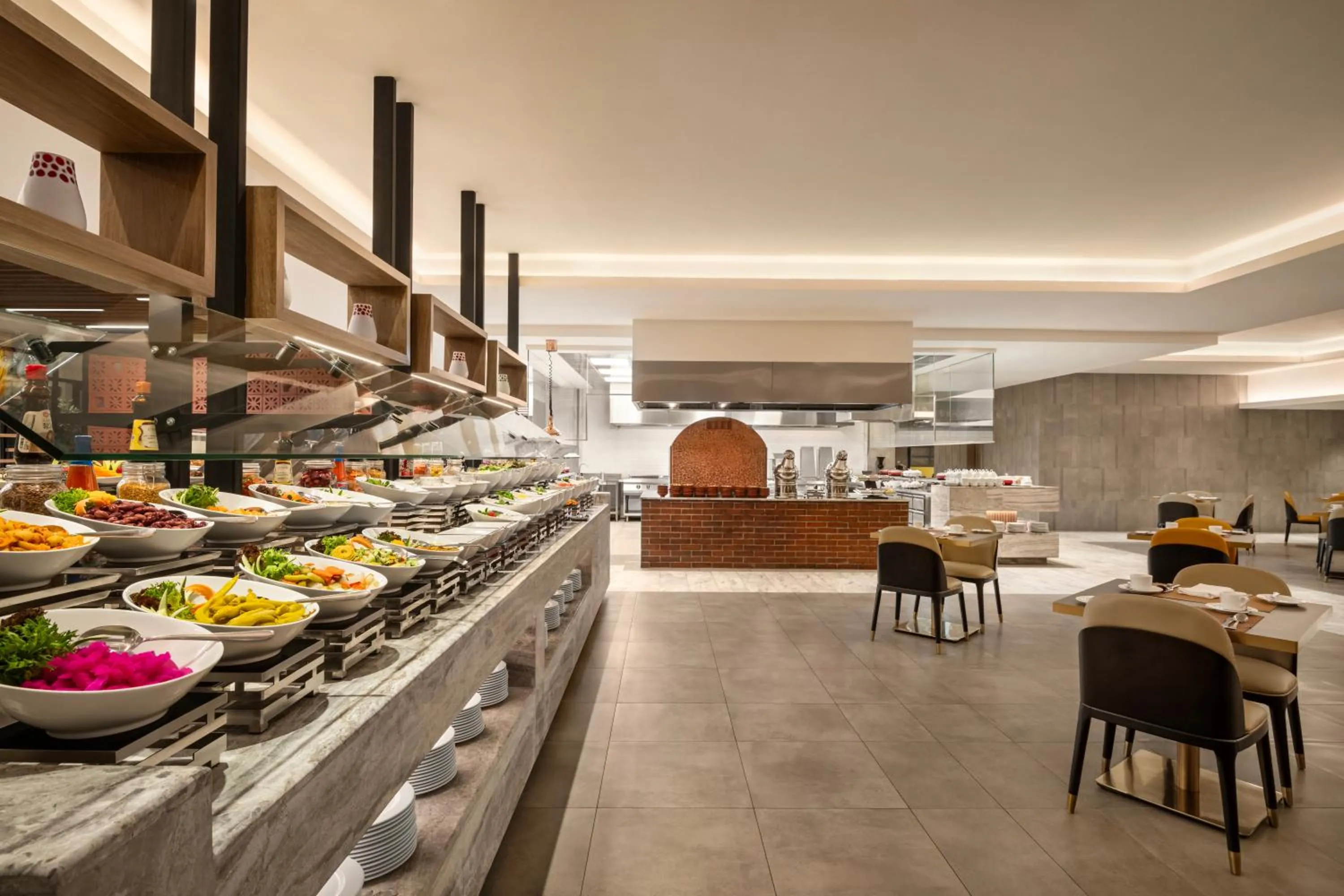 Restaurant/places to eat in Movenpick Hotel & Residences Hajar Tower Makkah