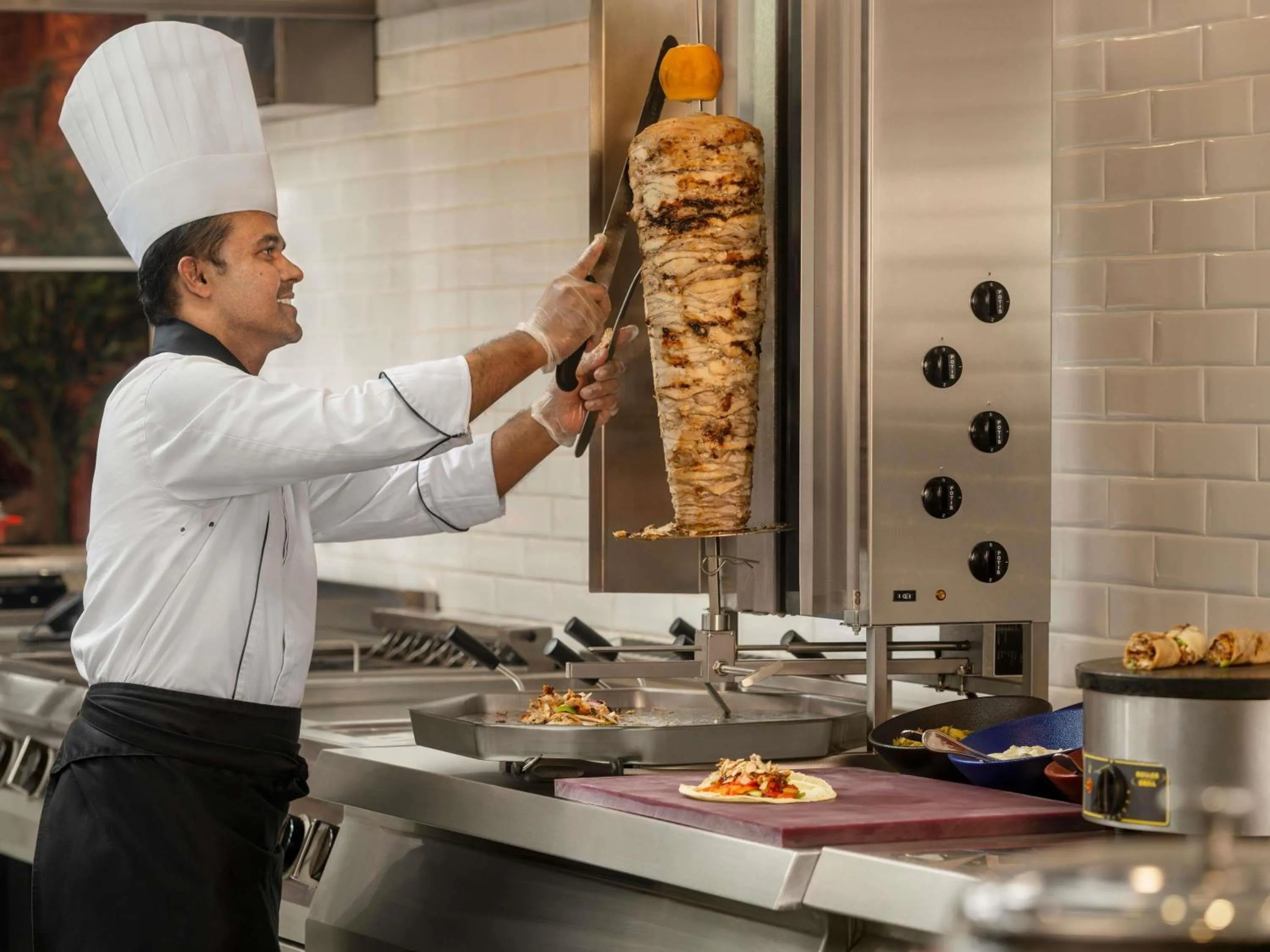 Restaurant/places to eat in Movenpick Hotel & Residences Hajar Tower Makkah