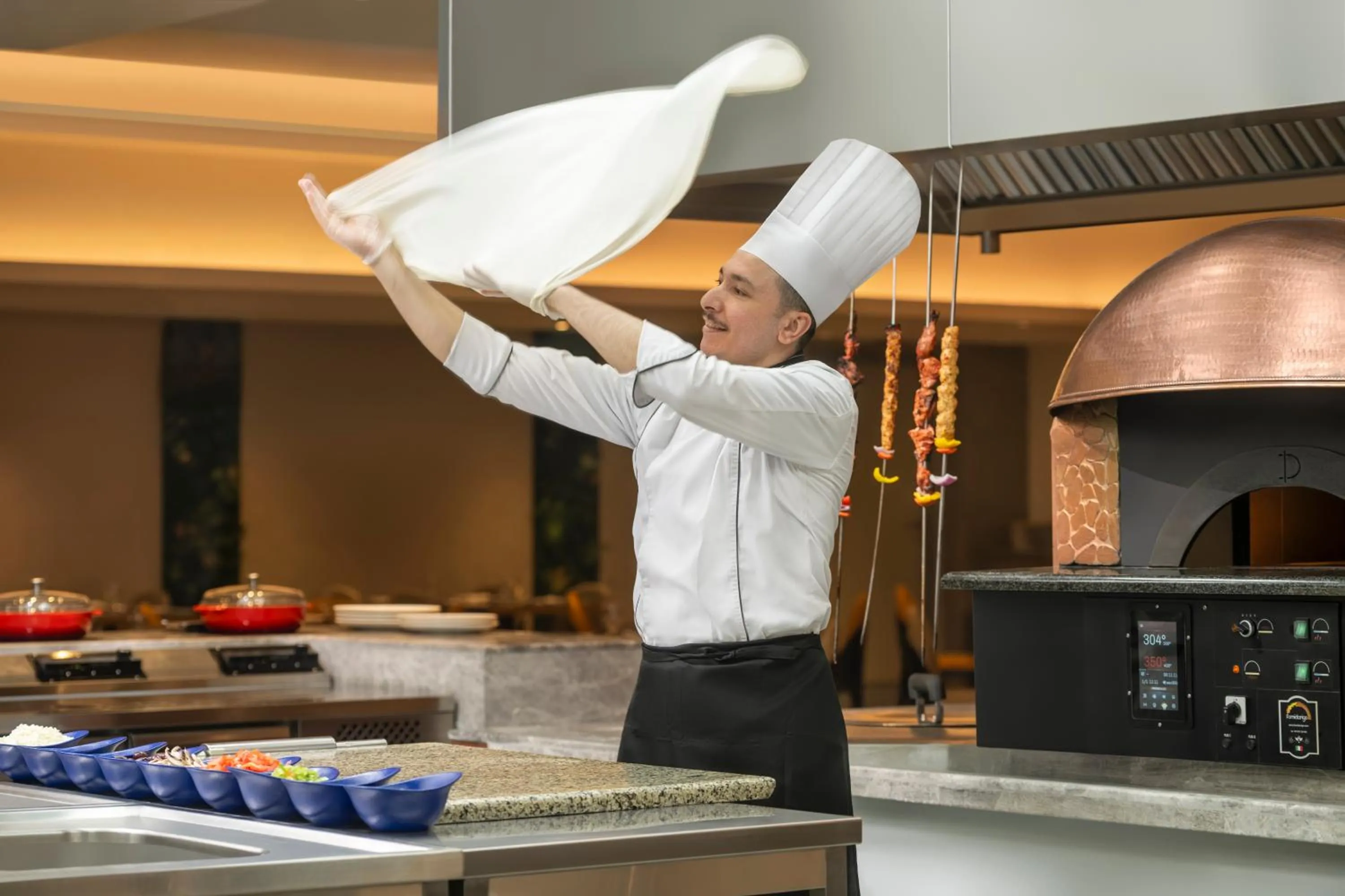 Restaurant/places to eat in Movenpick Hotel & Residences Hajar Tower Makkah