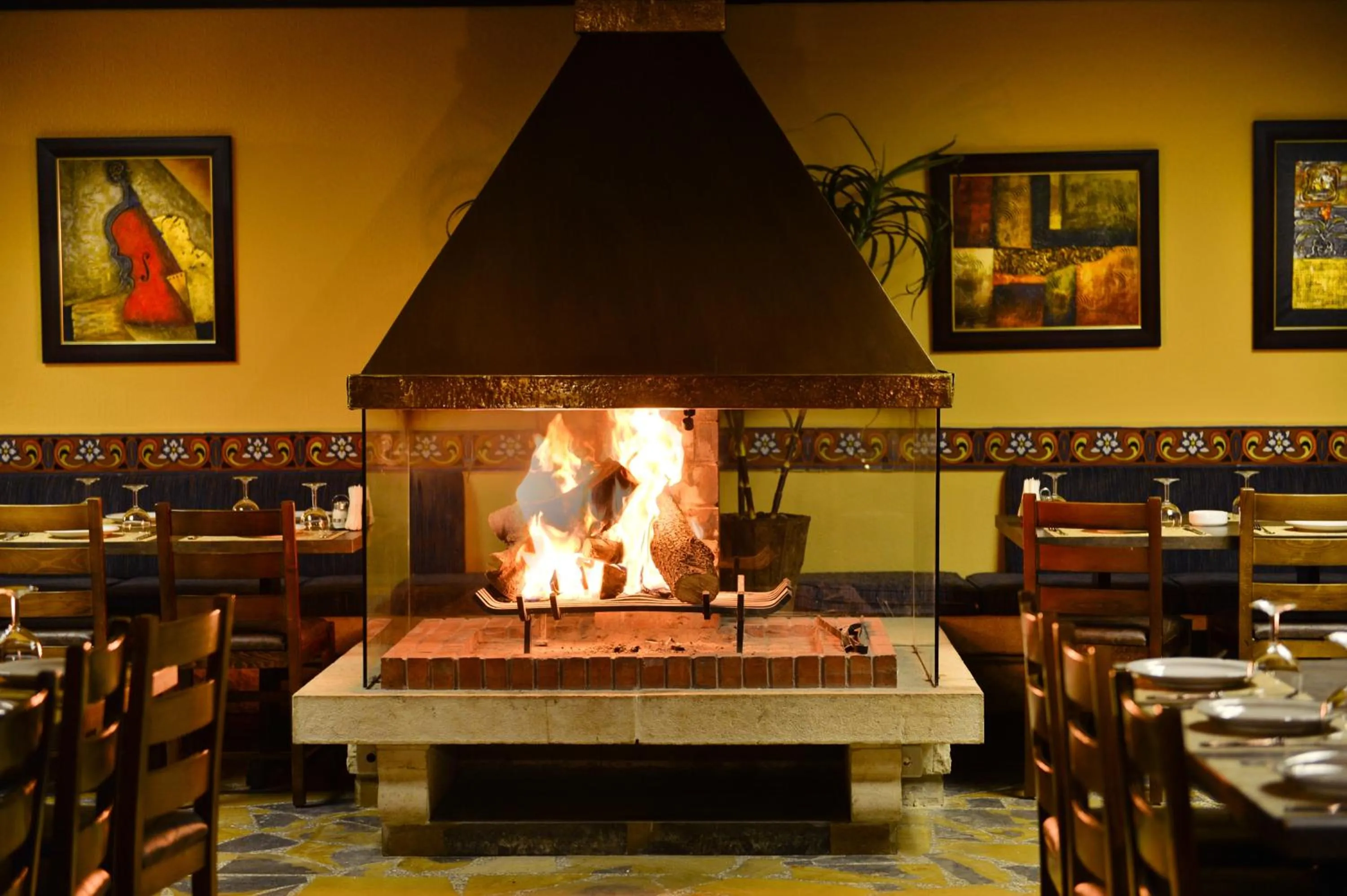 Restaurant/places to eat in Le Cedrus Hotel