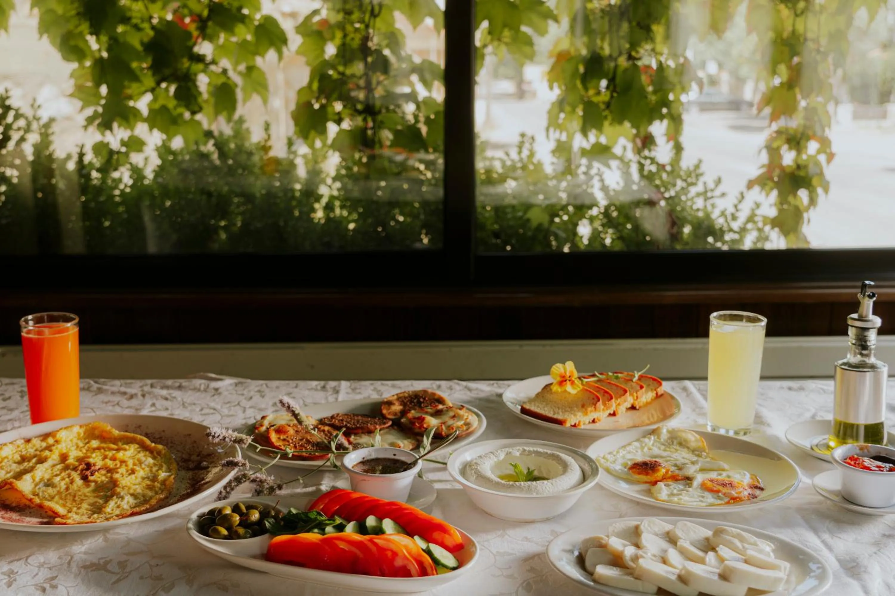 Restaurant/places to eat in Le Cedrus Hotel