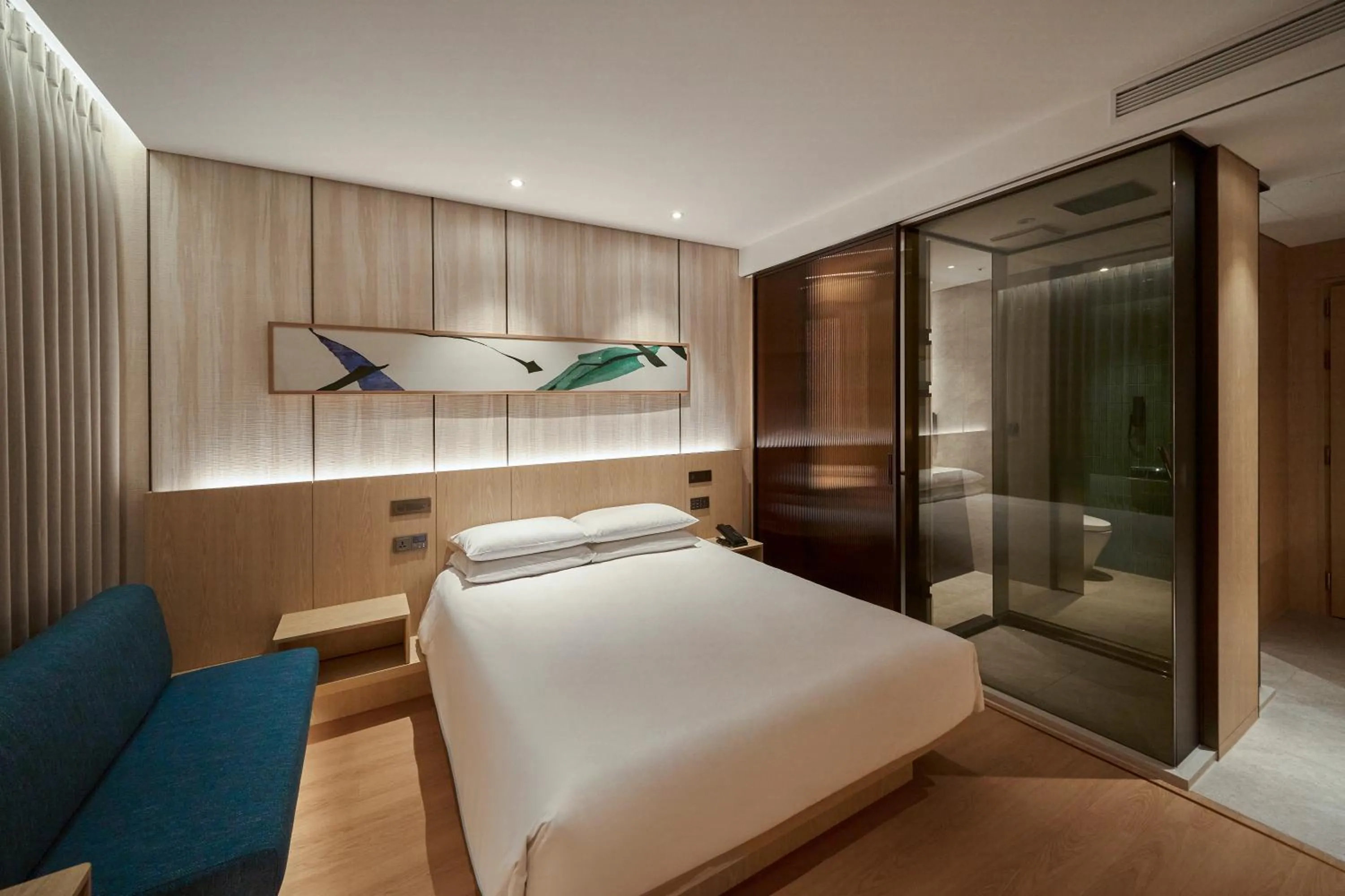 Photo of the whole room, Bed in Mayfield Hotel Seoul