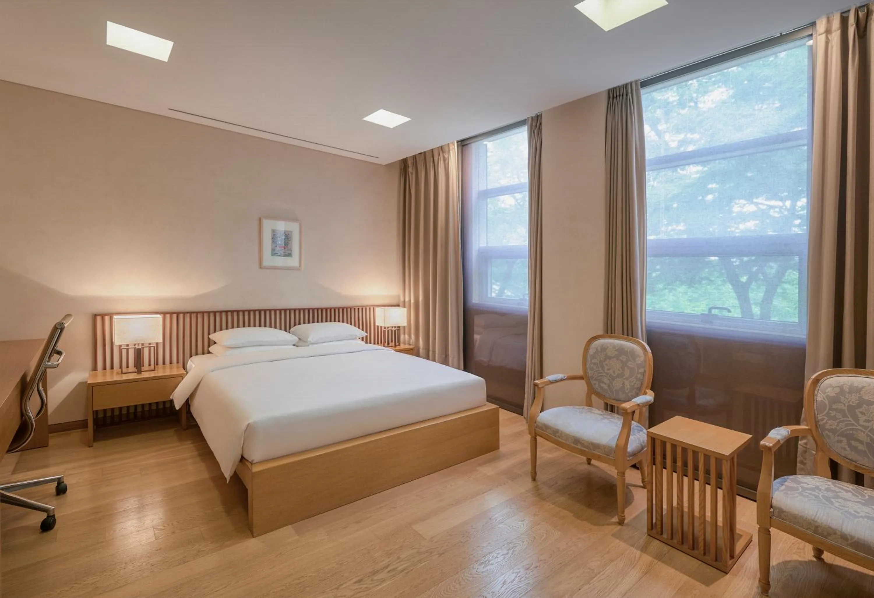 Photo of the whole room, Bed in Mayfield Hotel Seoul