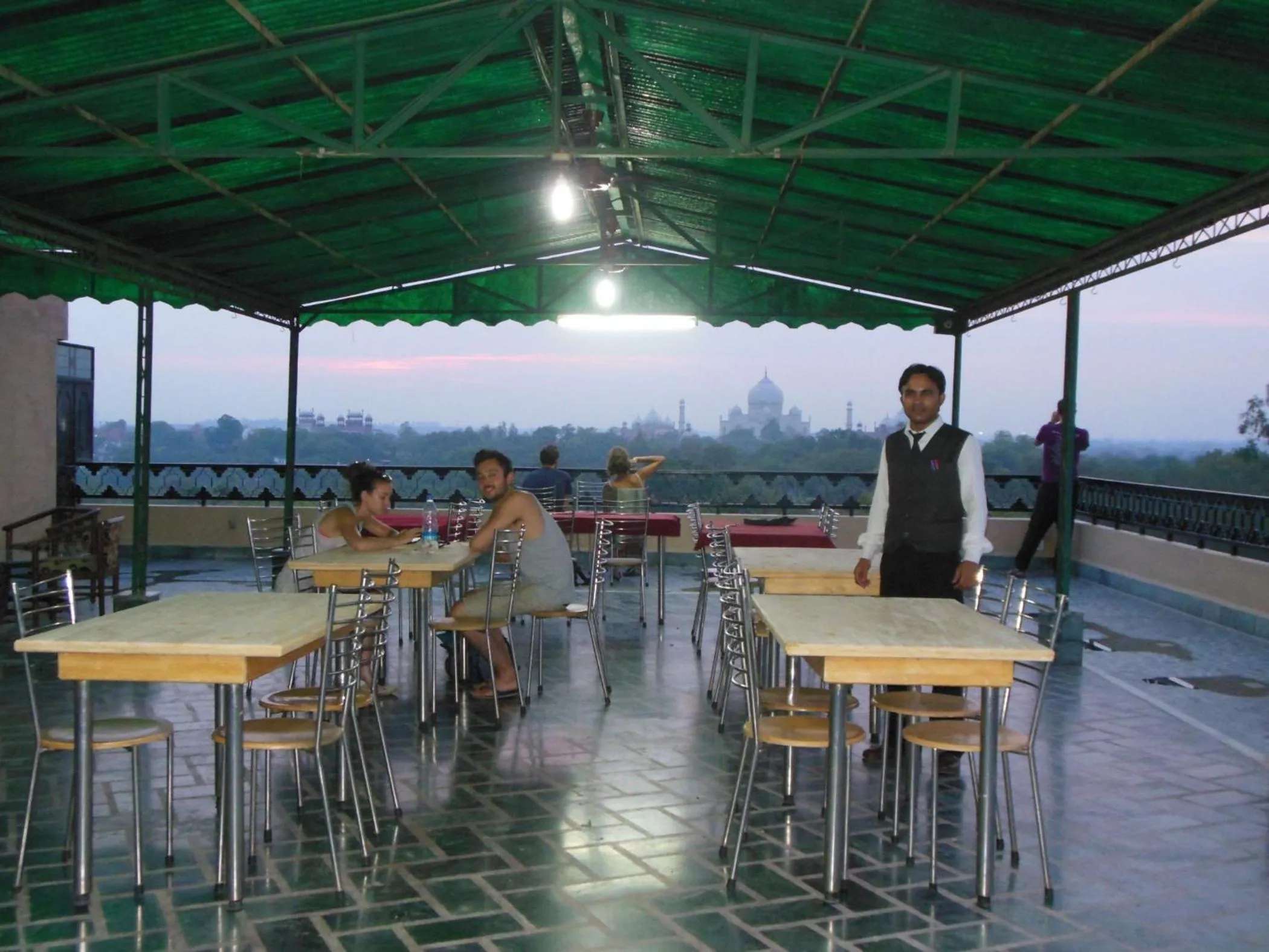 Restaurant/places to eat in Hotel Taj Plaza, VIP Road, Agra