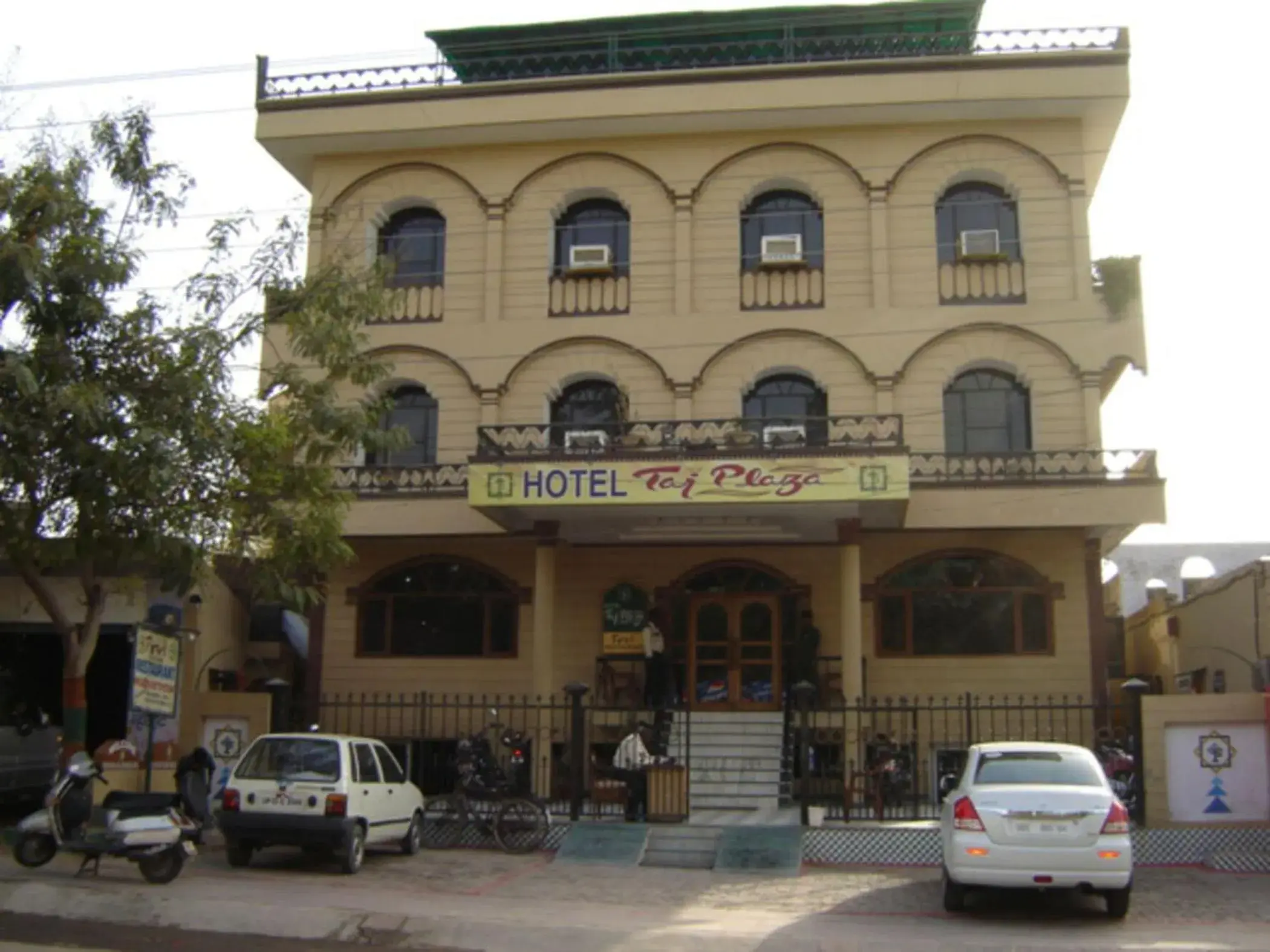 Facade/entrance in Hotel Taj Plaza, VIP Road, Agra Facade/entrance in Hotel Taj Plaza, VIP Road, Agra