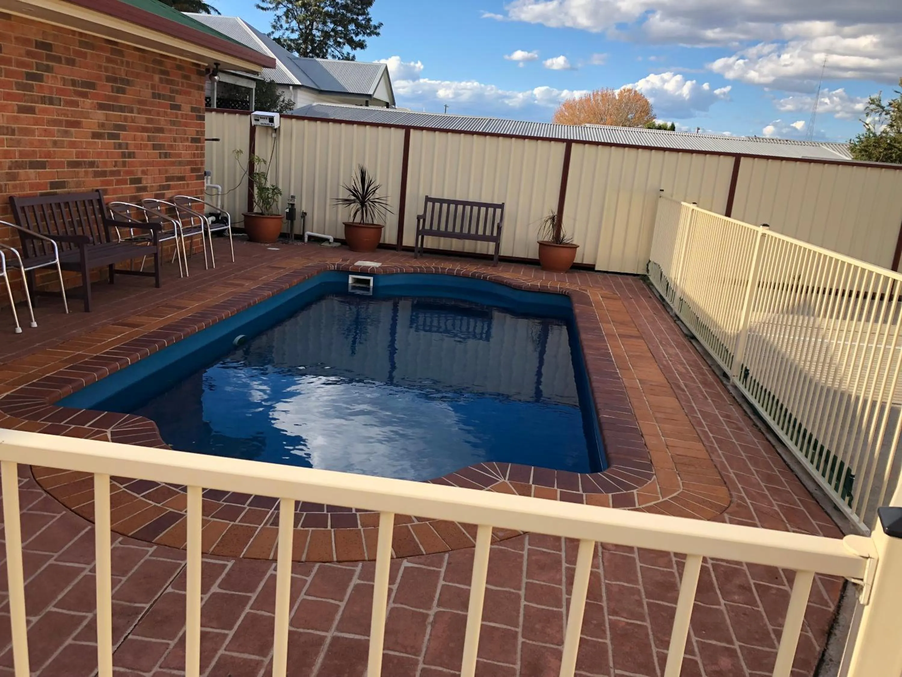 Swimming pool in Aussie Rest Motel