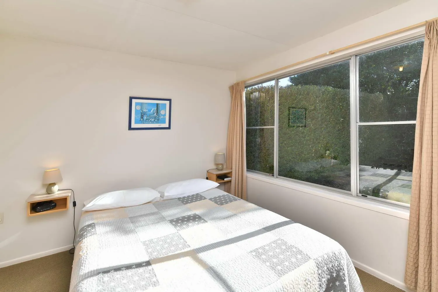 Bedroom, Bed in Wayside Motel