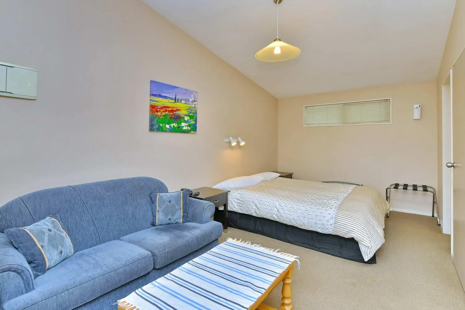 Seating area, Bed in Wayside Motel