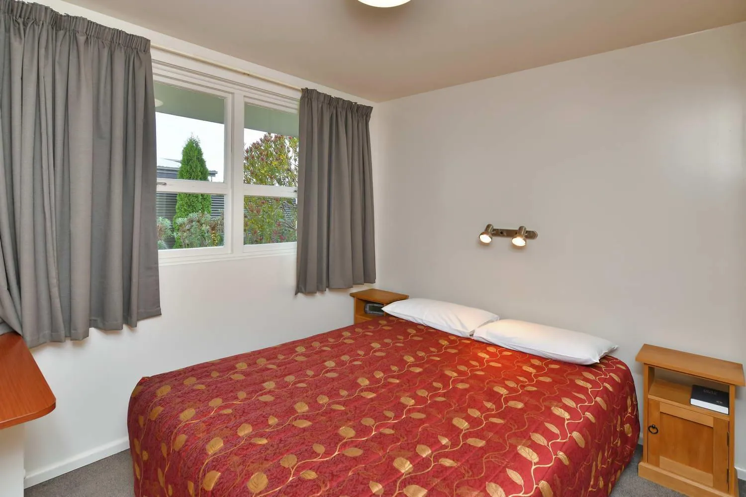 Bedroom, Bed in Wayside Motel