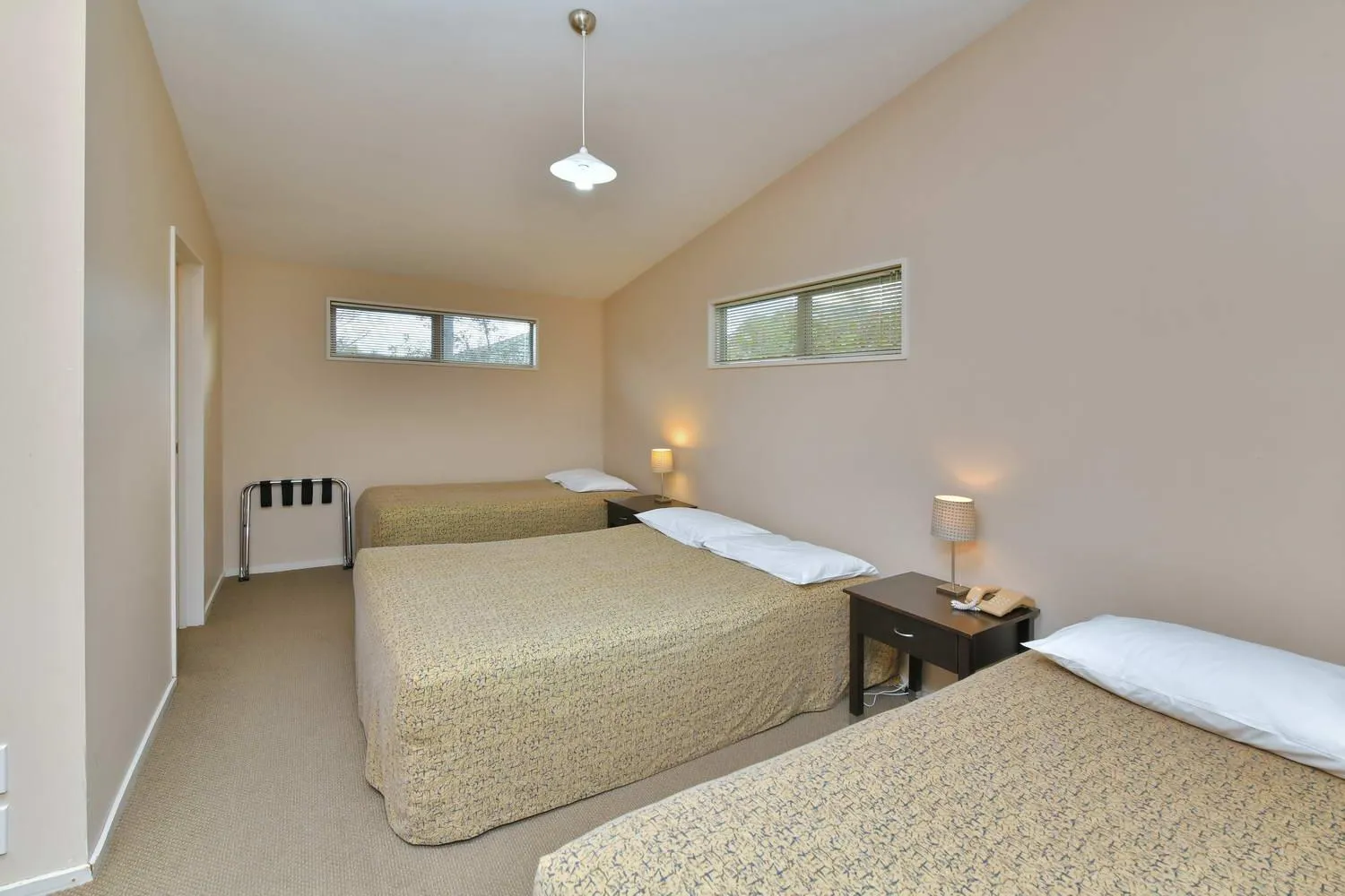 Bedroom, Bed in Wayside Motel