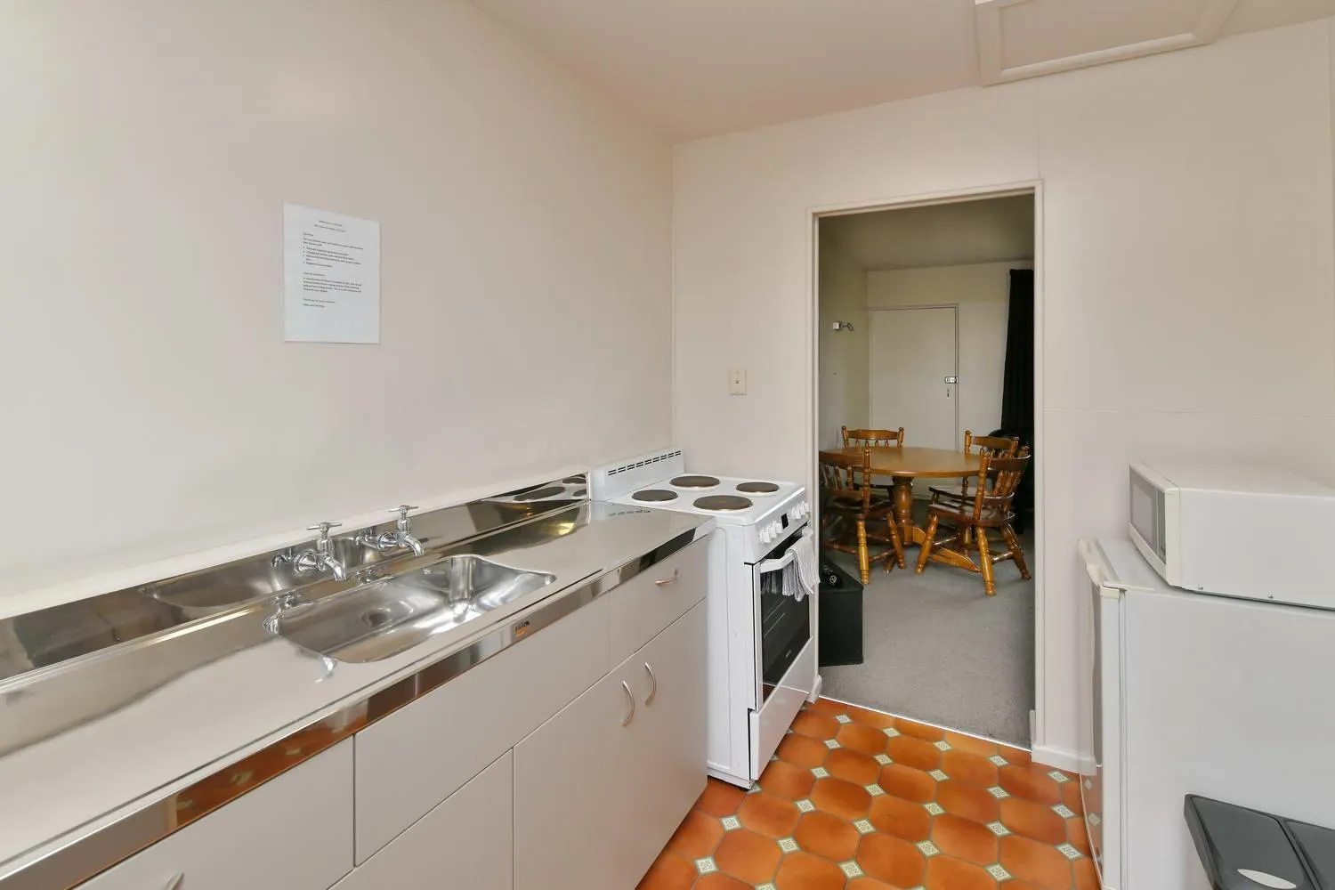 Kitchen or kitchenette in Wayside Motel