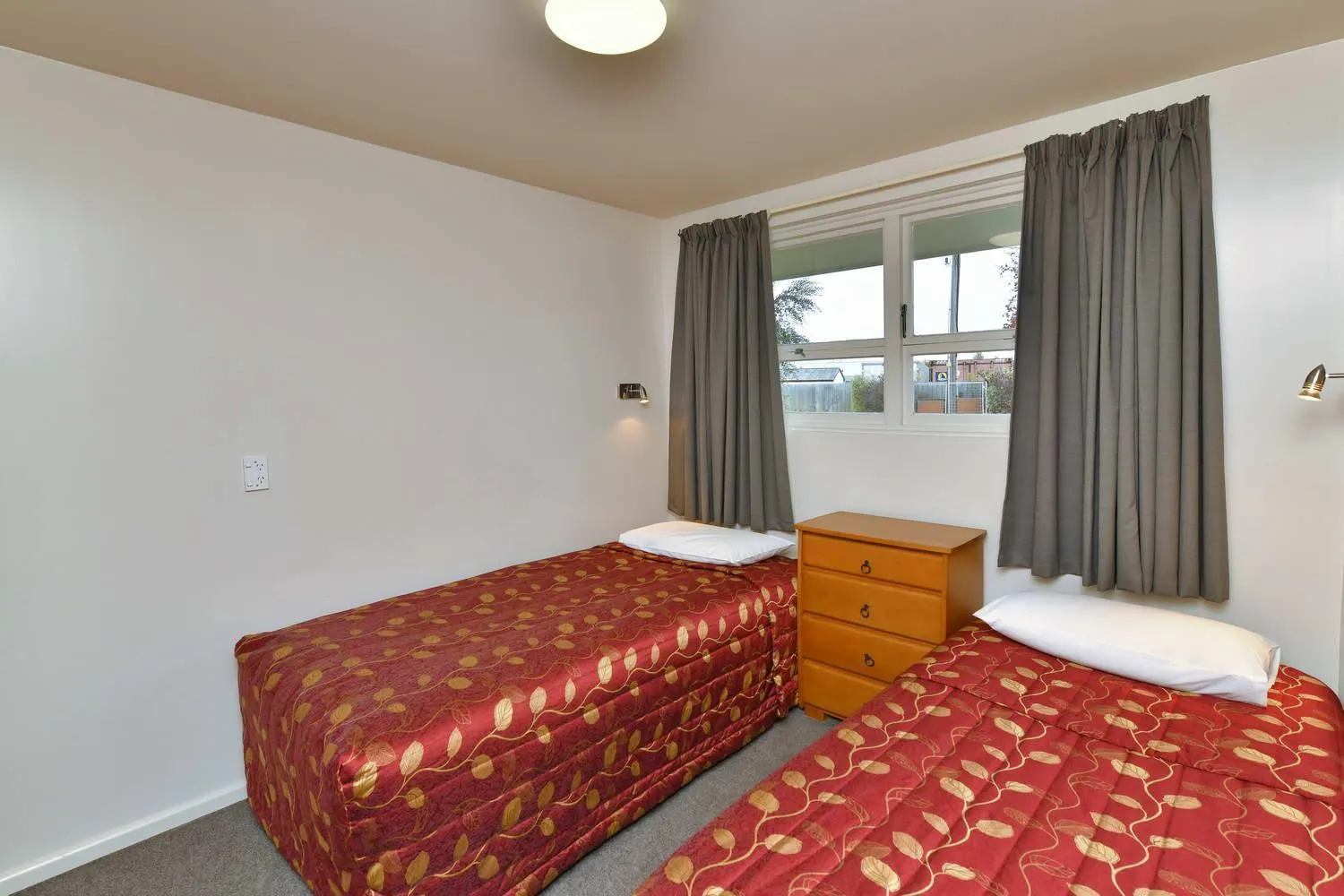 Bedroom, Bed in Wayside Motel