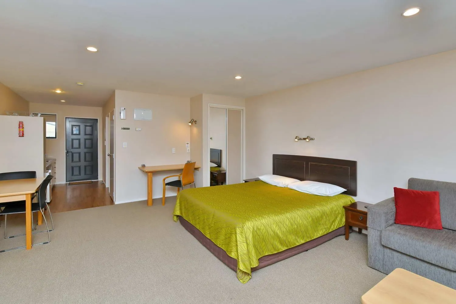 Photo of the whole room, Bed in Wayside Motel