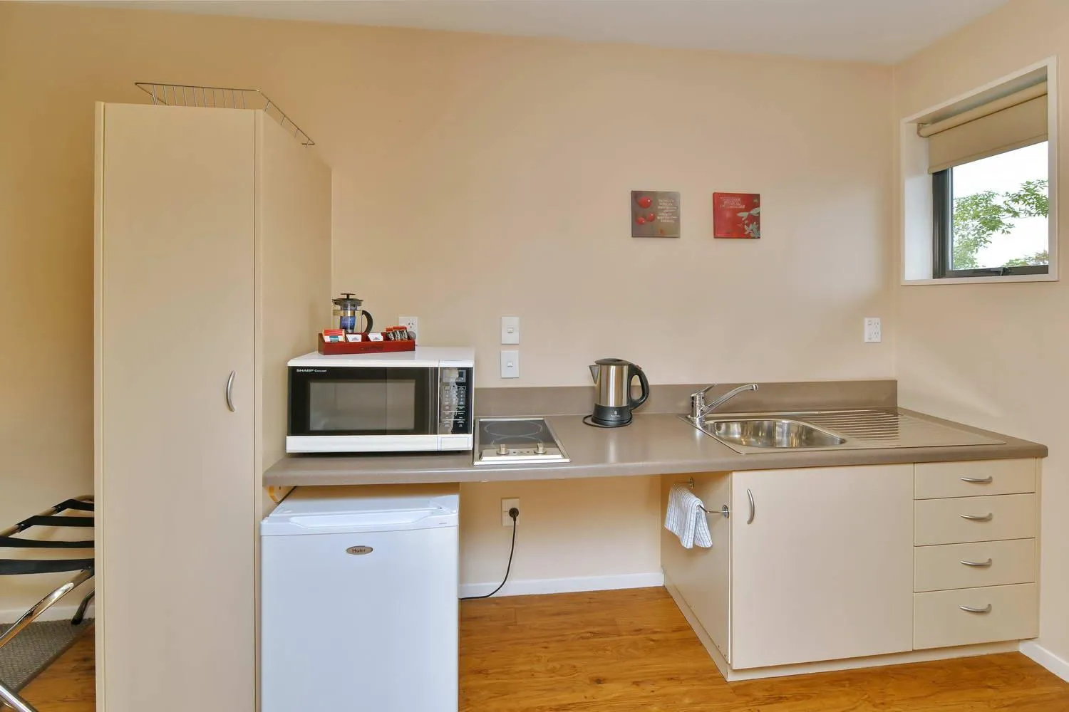 Kitchen or kitchenette in Wayside Motel