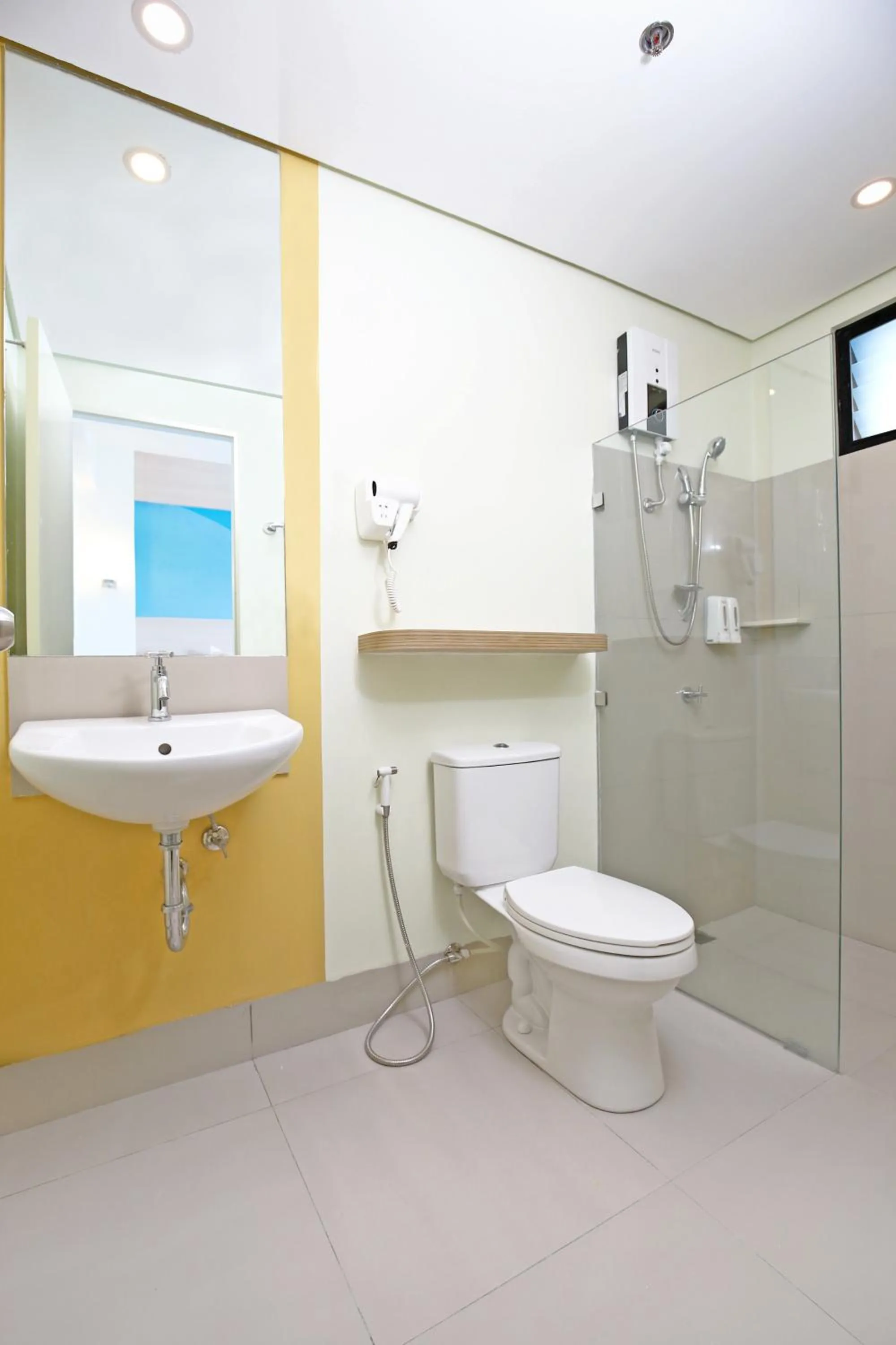 Toilet in Hop Inn Hotel Makati Avenue Manila