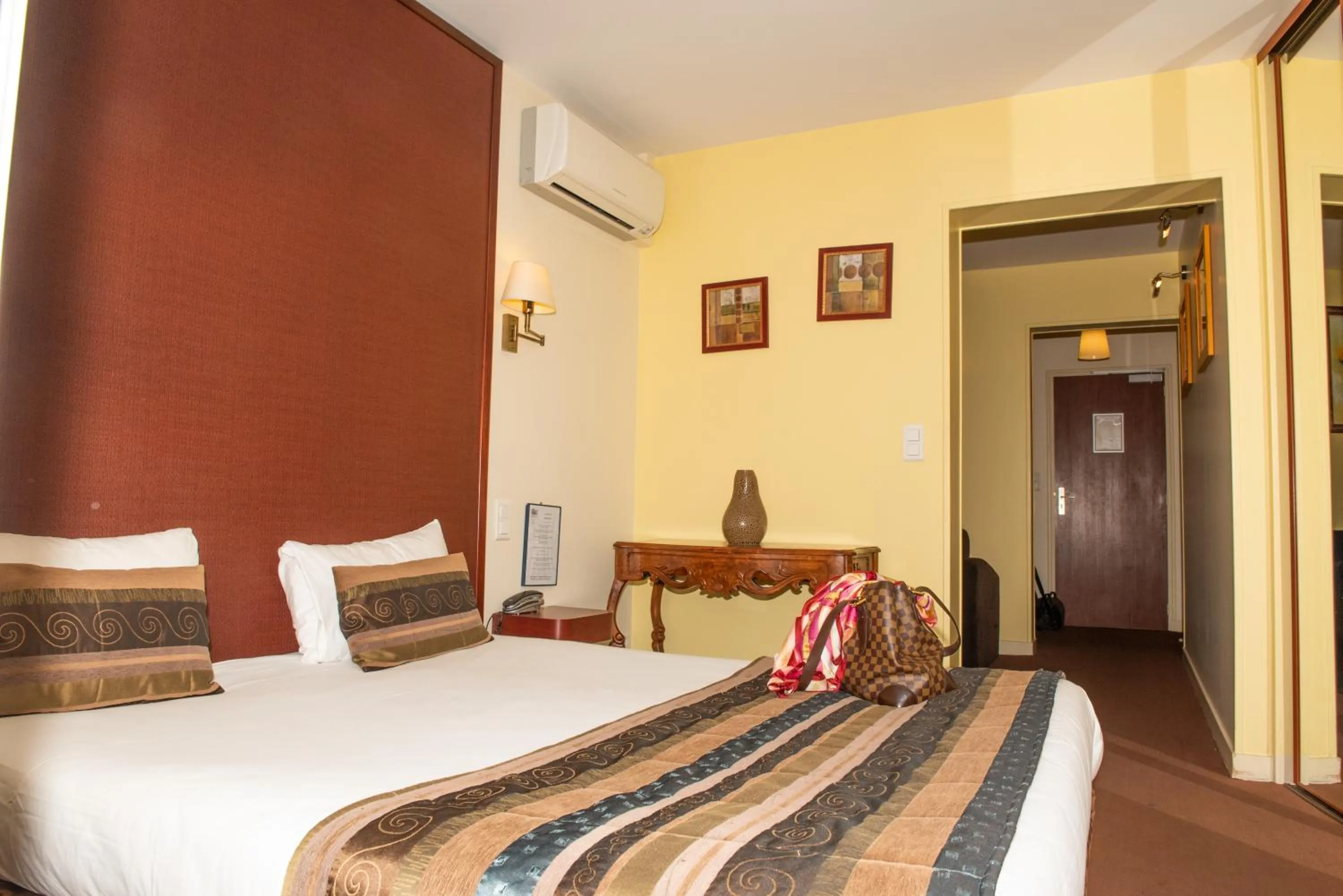 Bed in Hôtel Normandie Spa