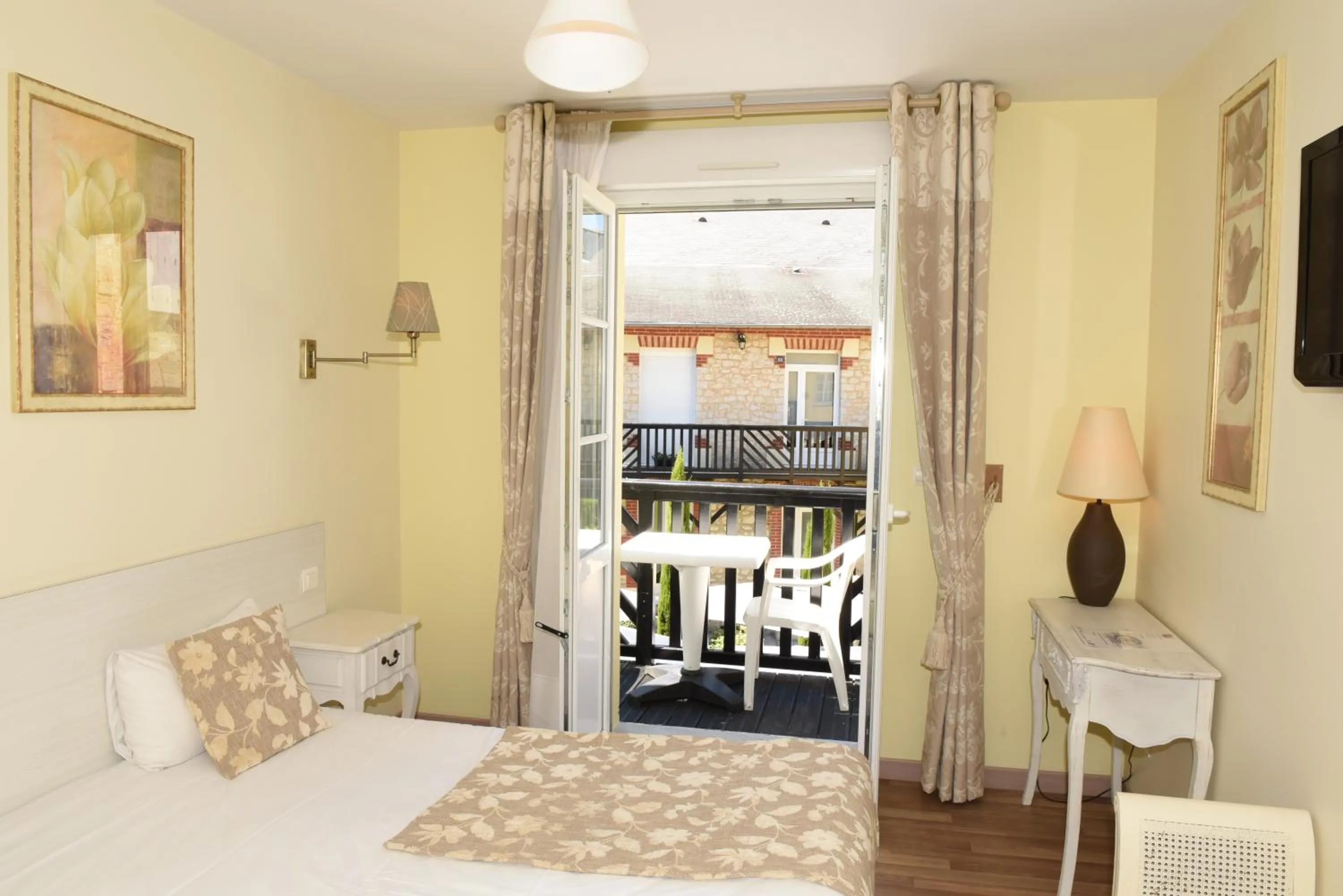 Bed in Hôtel Normandie Spa