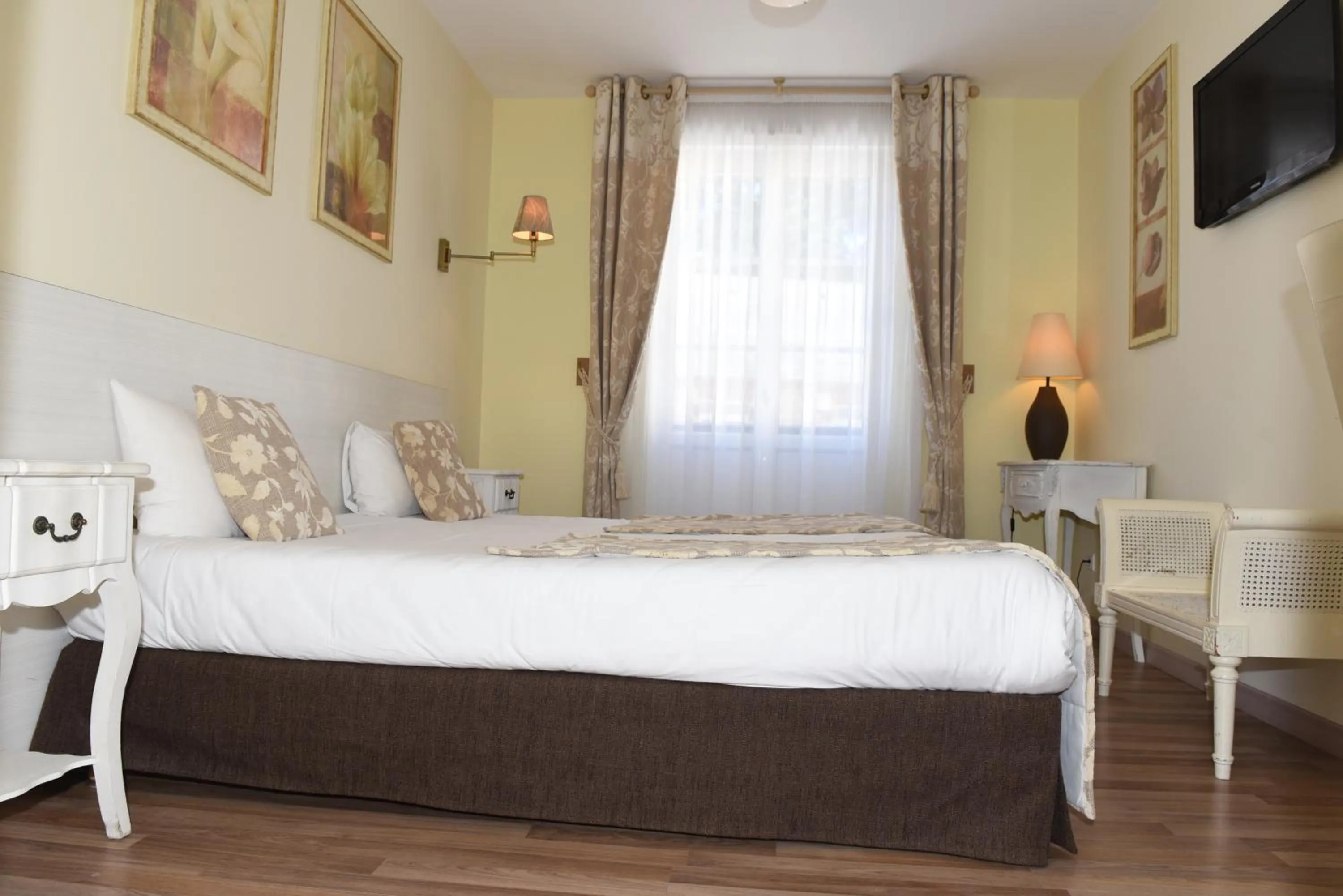 Bed in Hôtel Normandie Spa