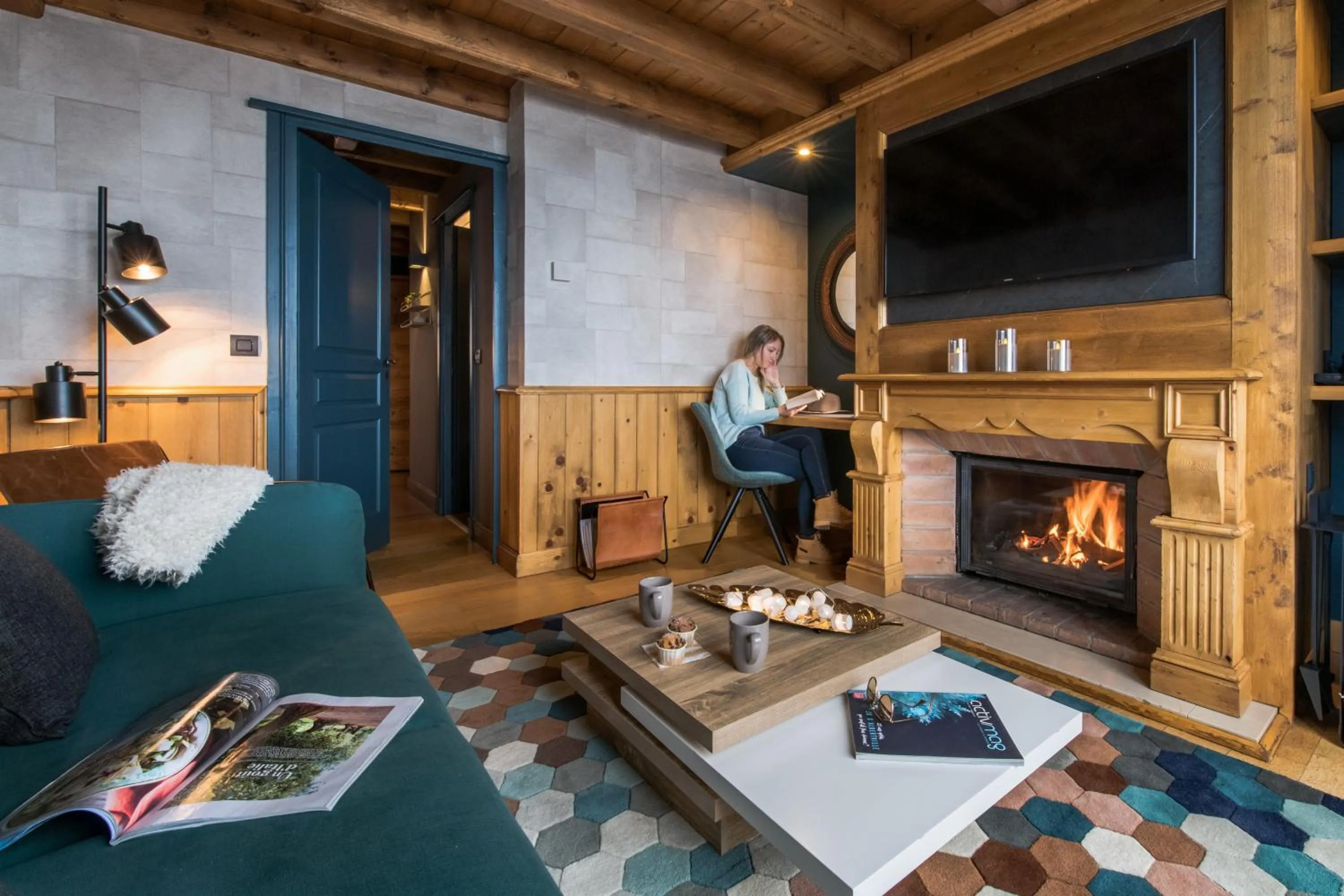 TV and multimedia in Hôtel Village Montana by Les Etincelles