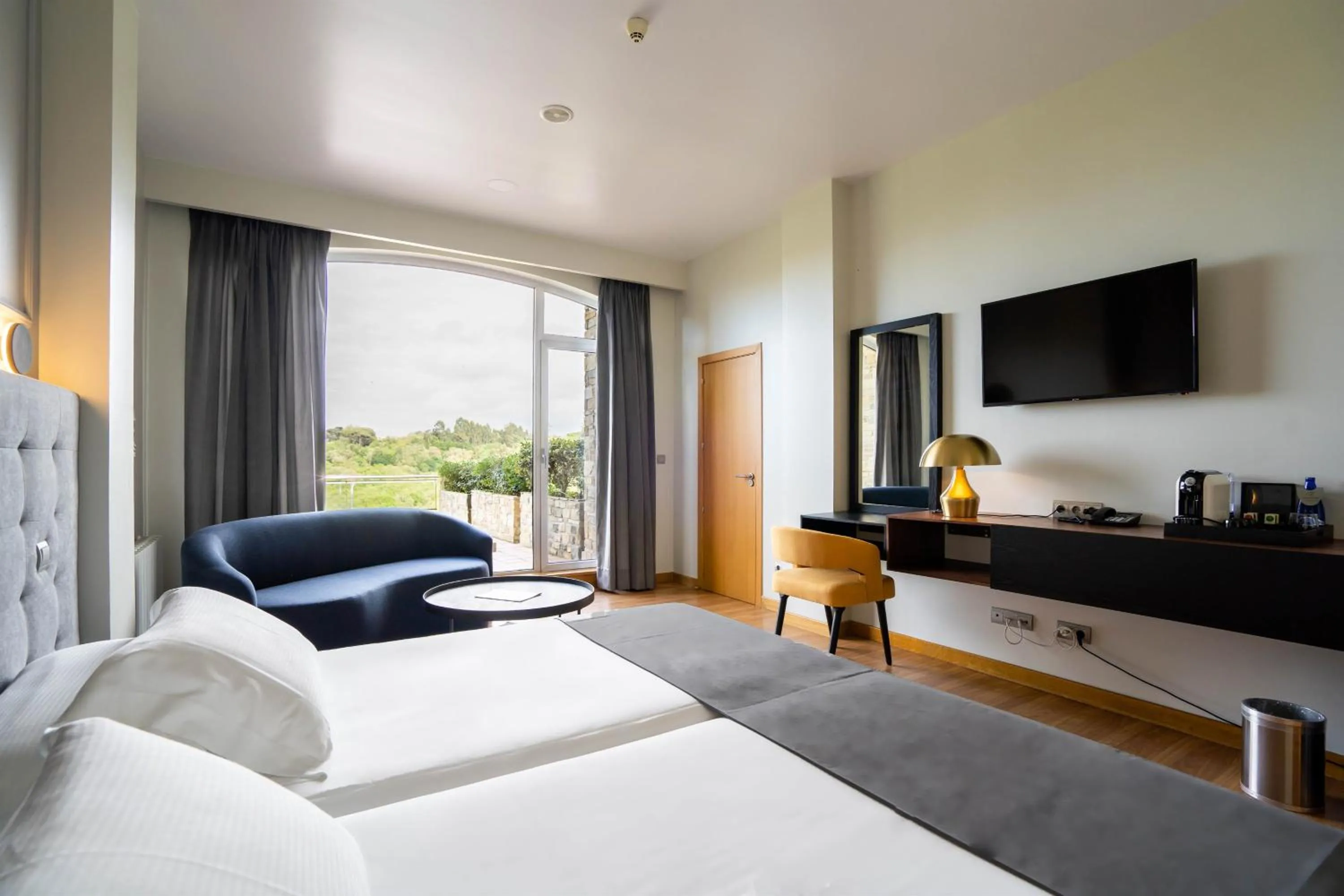 Photo of the whole room, Bed in Abba Comillas Hotel