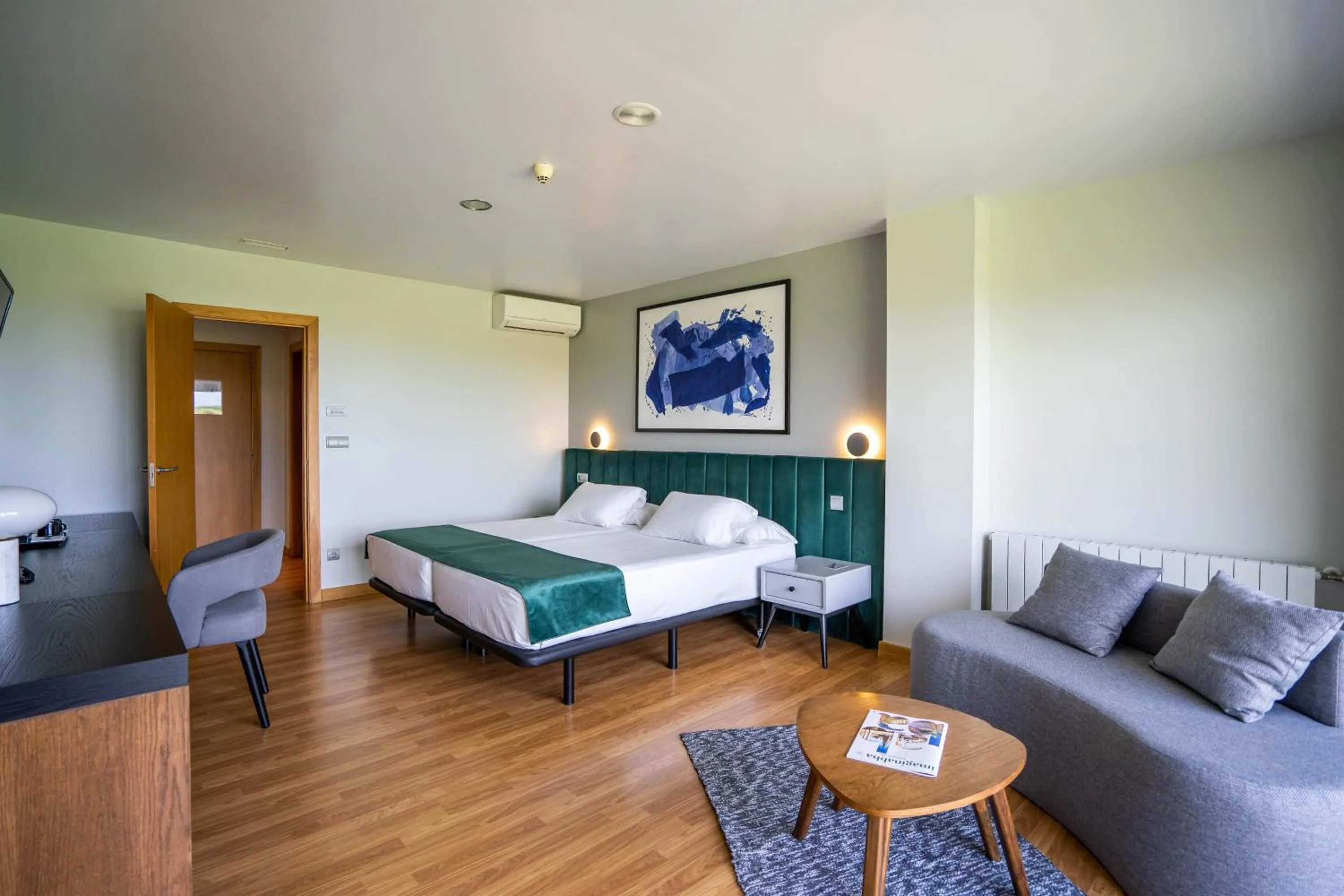 Photo of the whole room, Bed in Abba Comillas Hotel