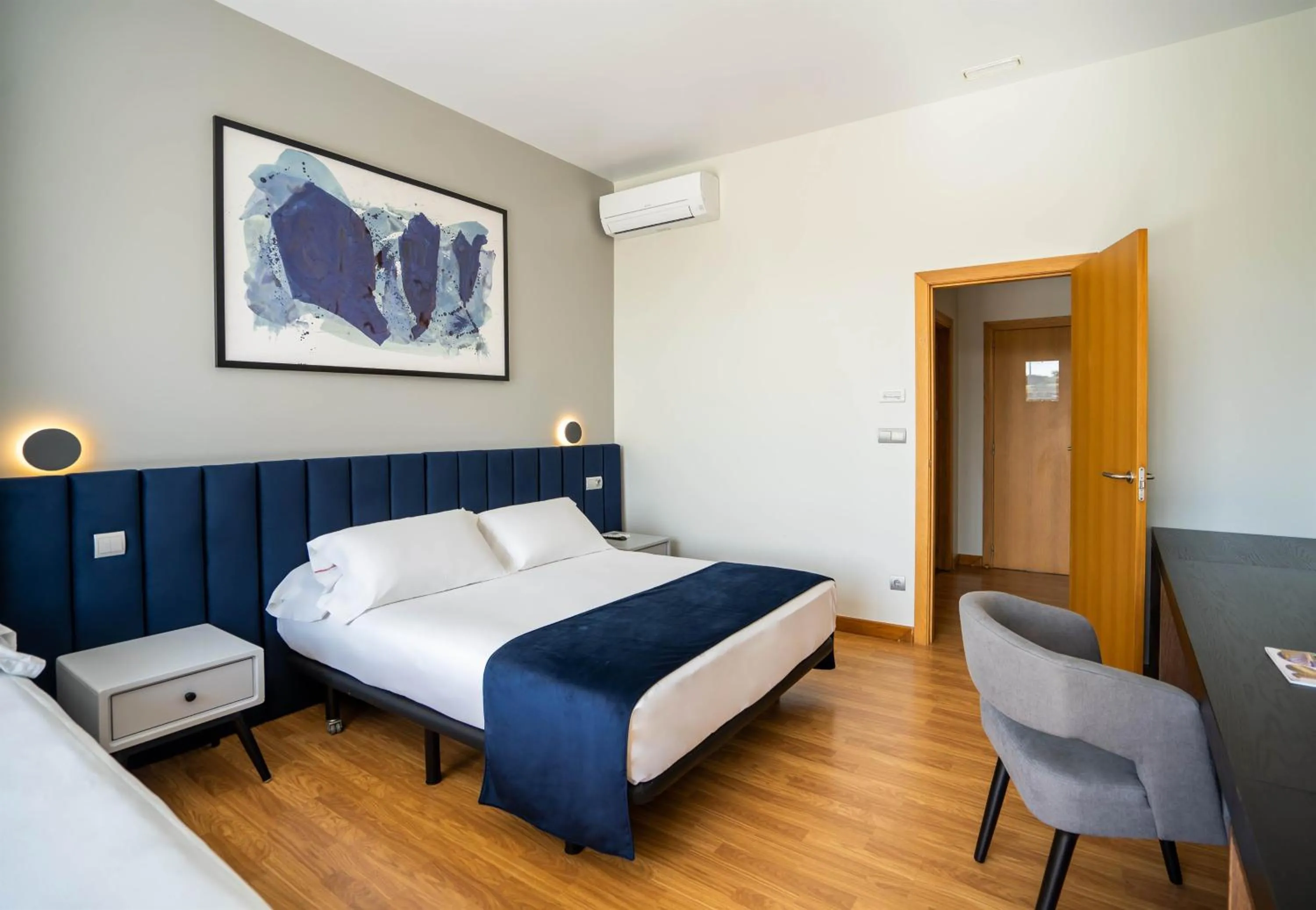 Photo of the whole room, Bed in Abba Comillas Hotel