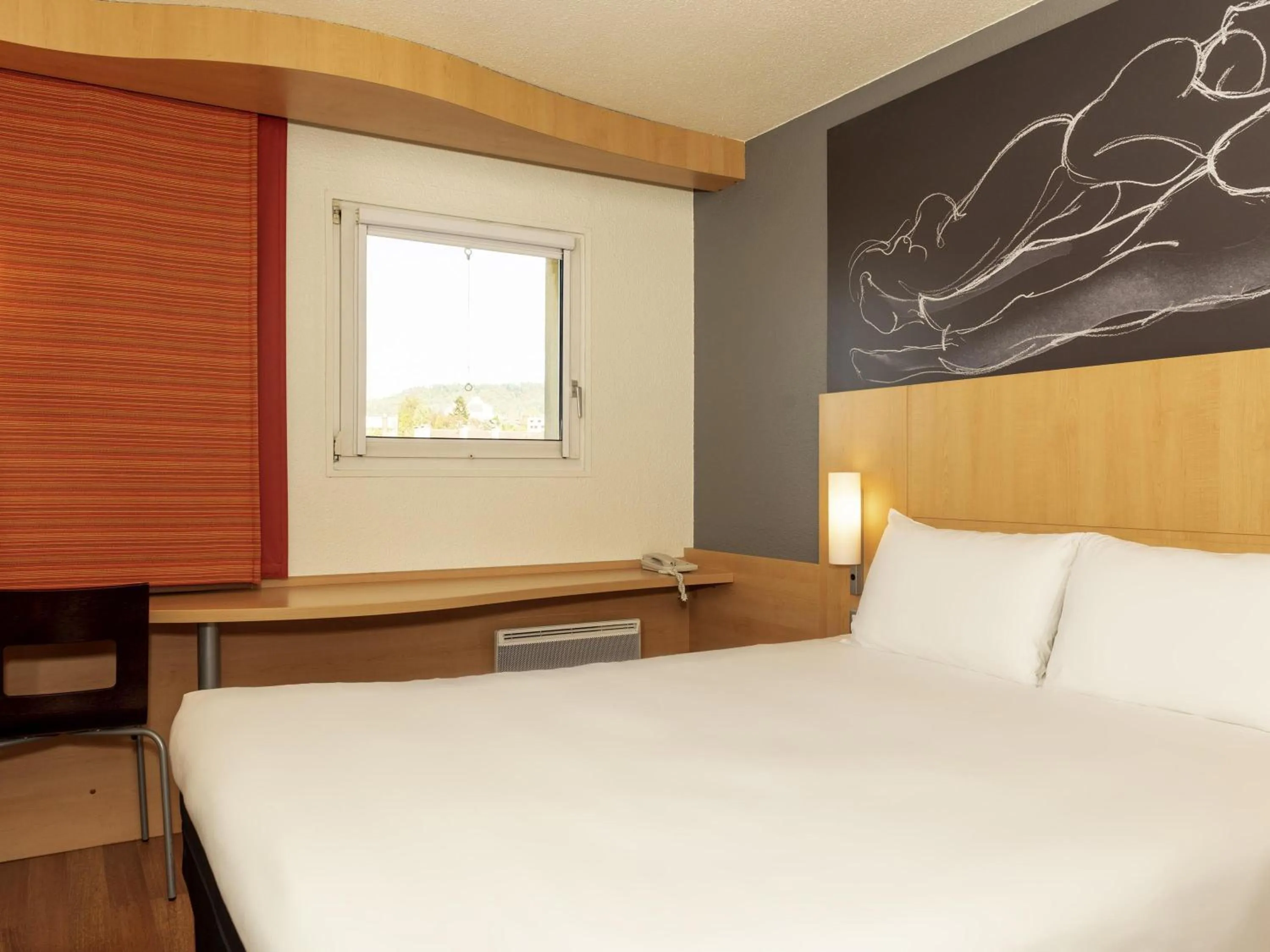 Bedroom, Bed in ibis Saint-Die