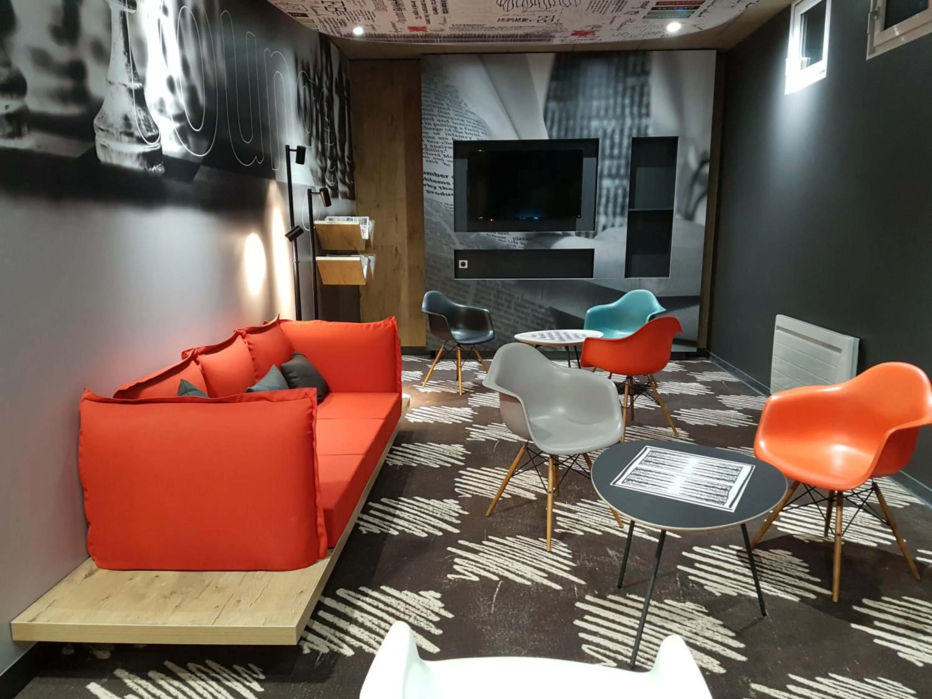Communal lounge/ TV room in ibis Saint-Die