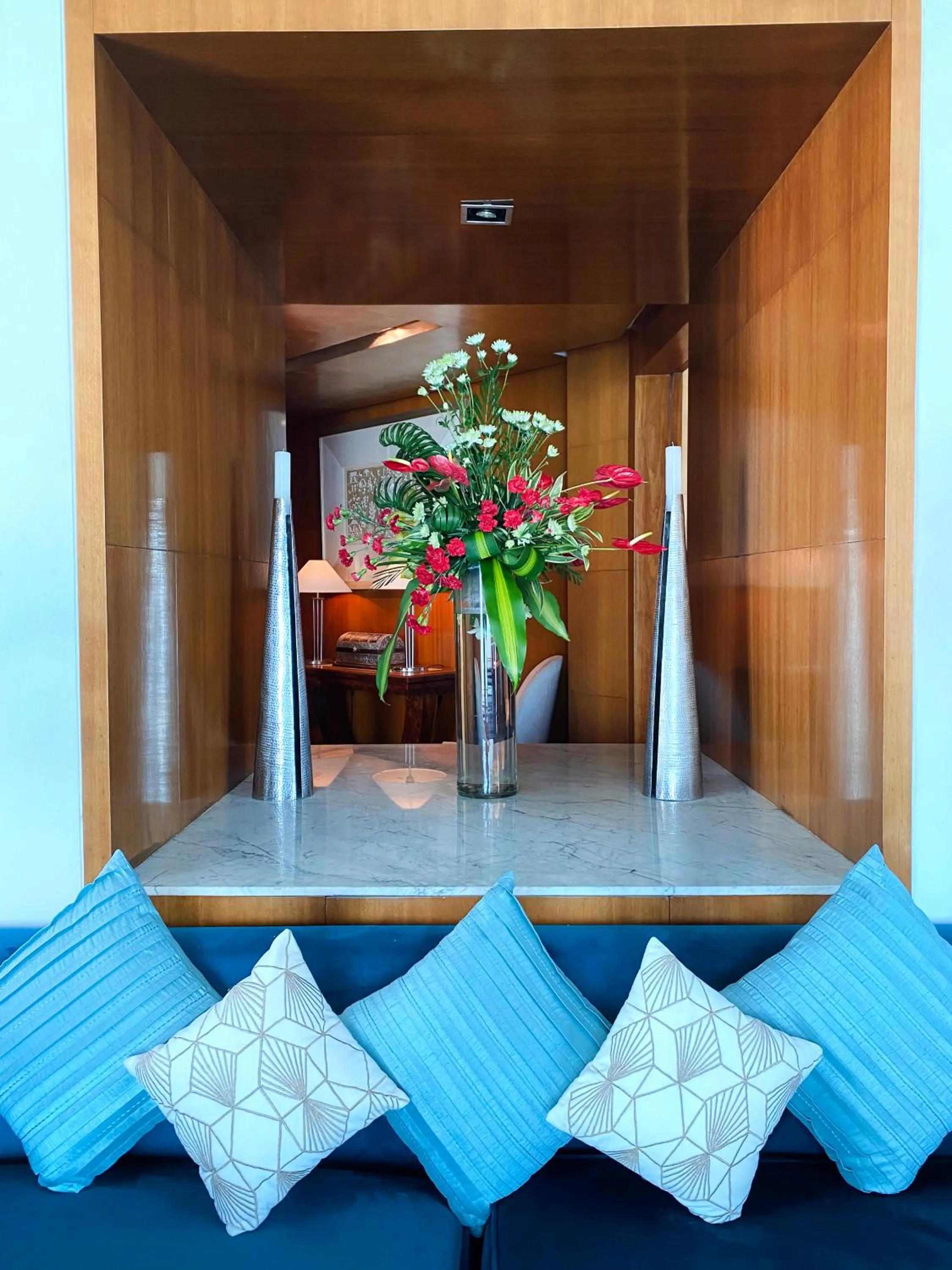 Living room in InterContinental Marine Drive Mumbai by IHG