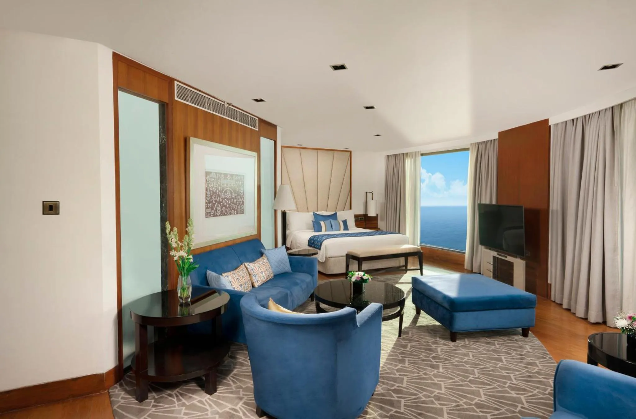 Photo of the whole room in InterContinental Marine Drive Mumbai by IHG