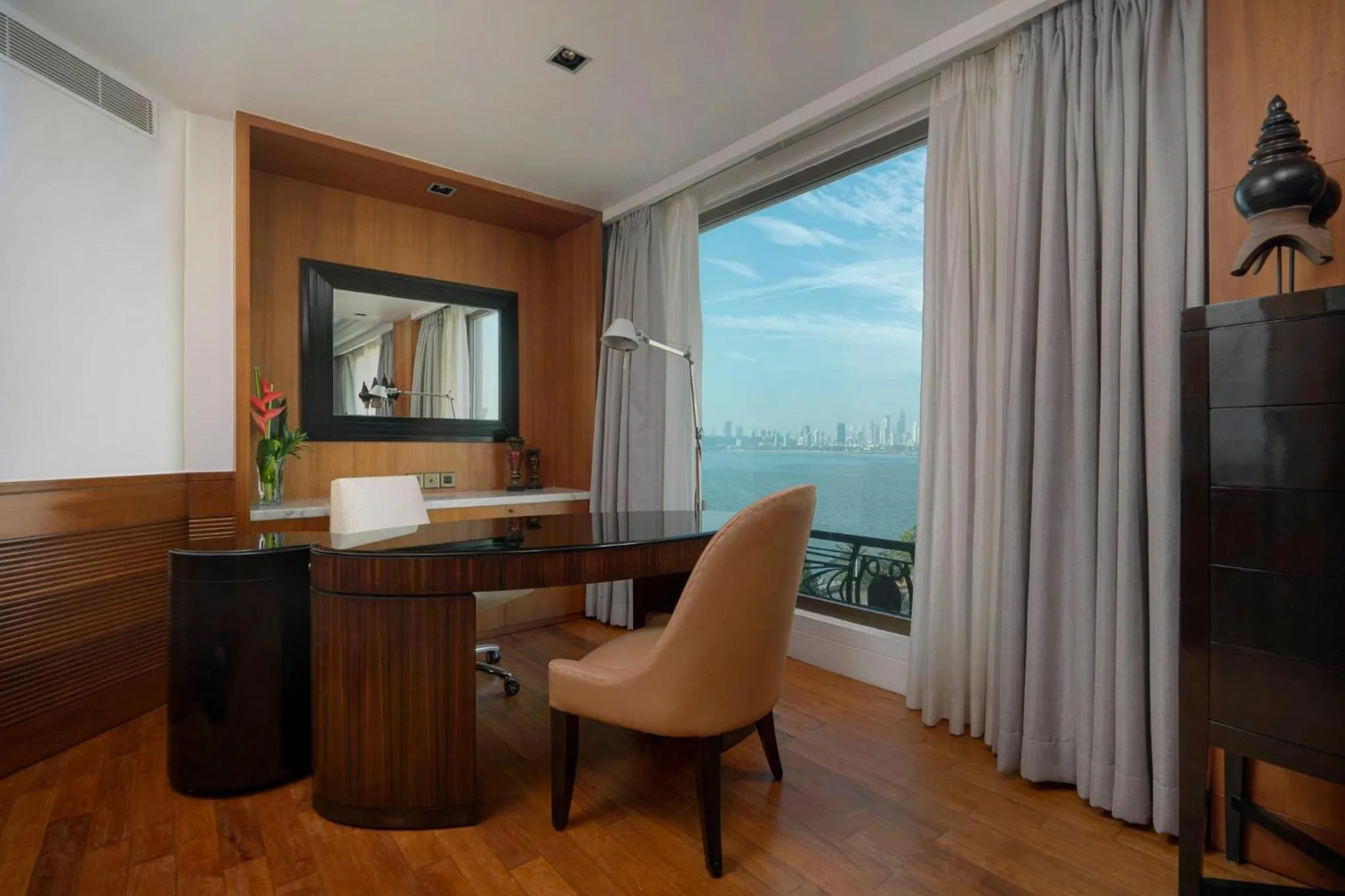 Photo of the whole room in InterContinental Marine Drive Mumbai by IHG