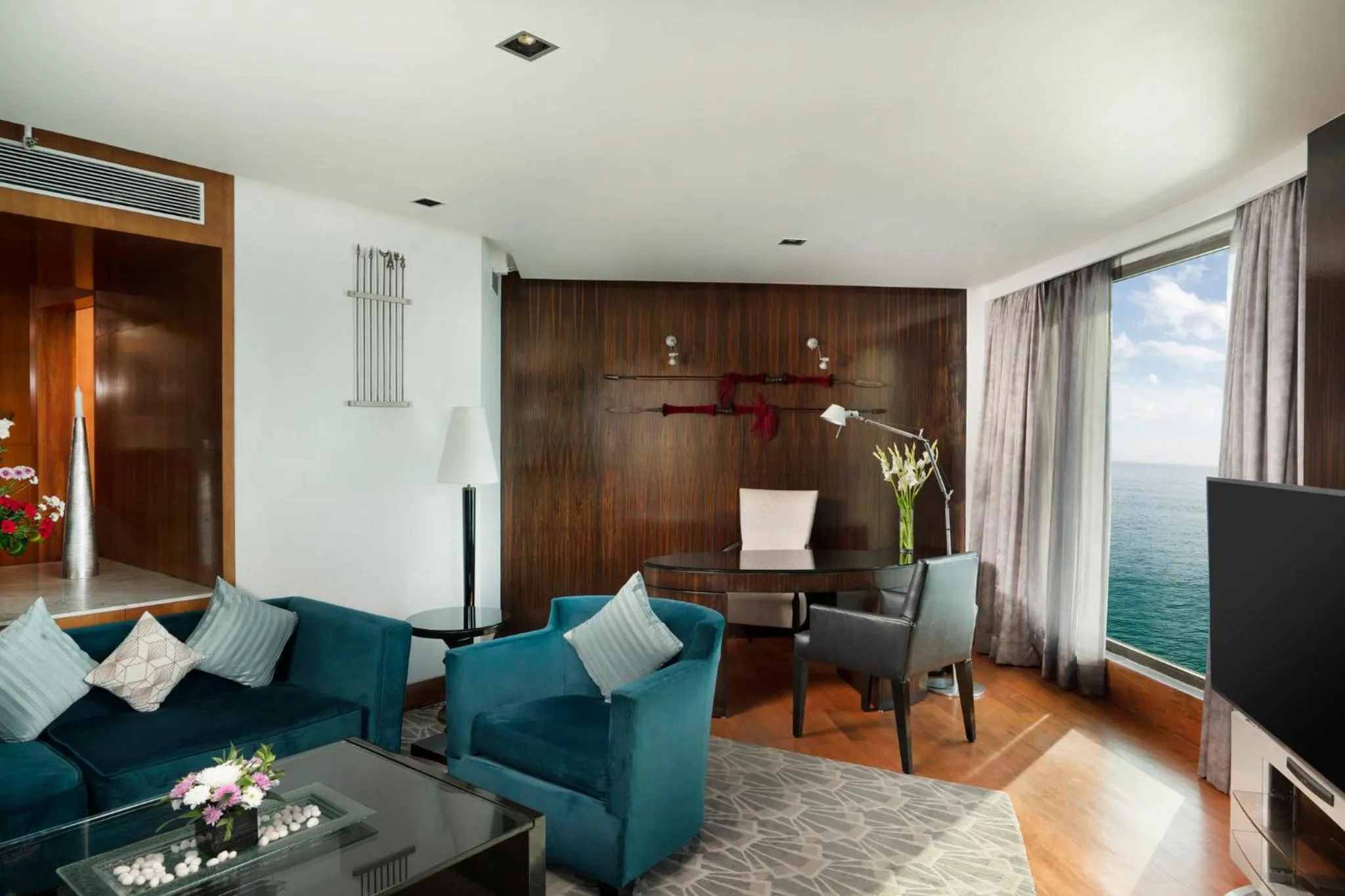 Photo of the whole room in InterContinental Marine Drive Mumbai by IHG