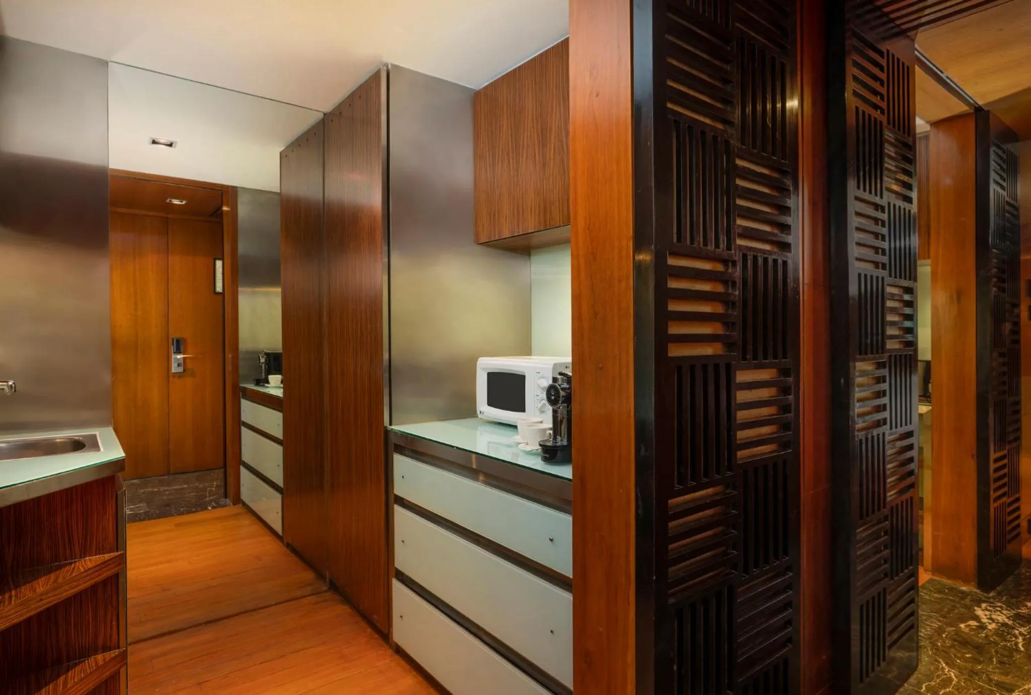 Photo of the whole room in InterContinental Marine Drive Mumbai by IHG