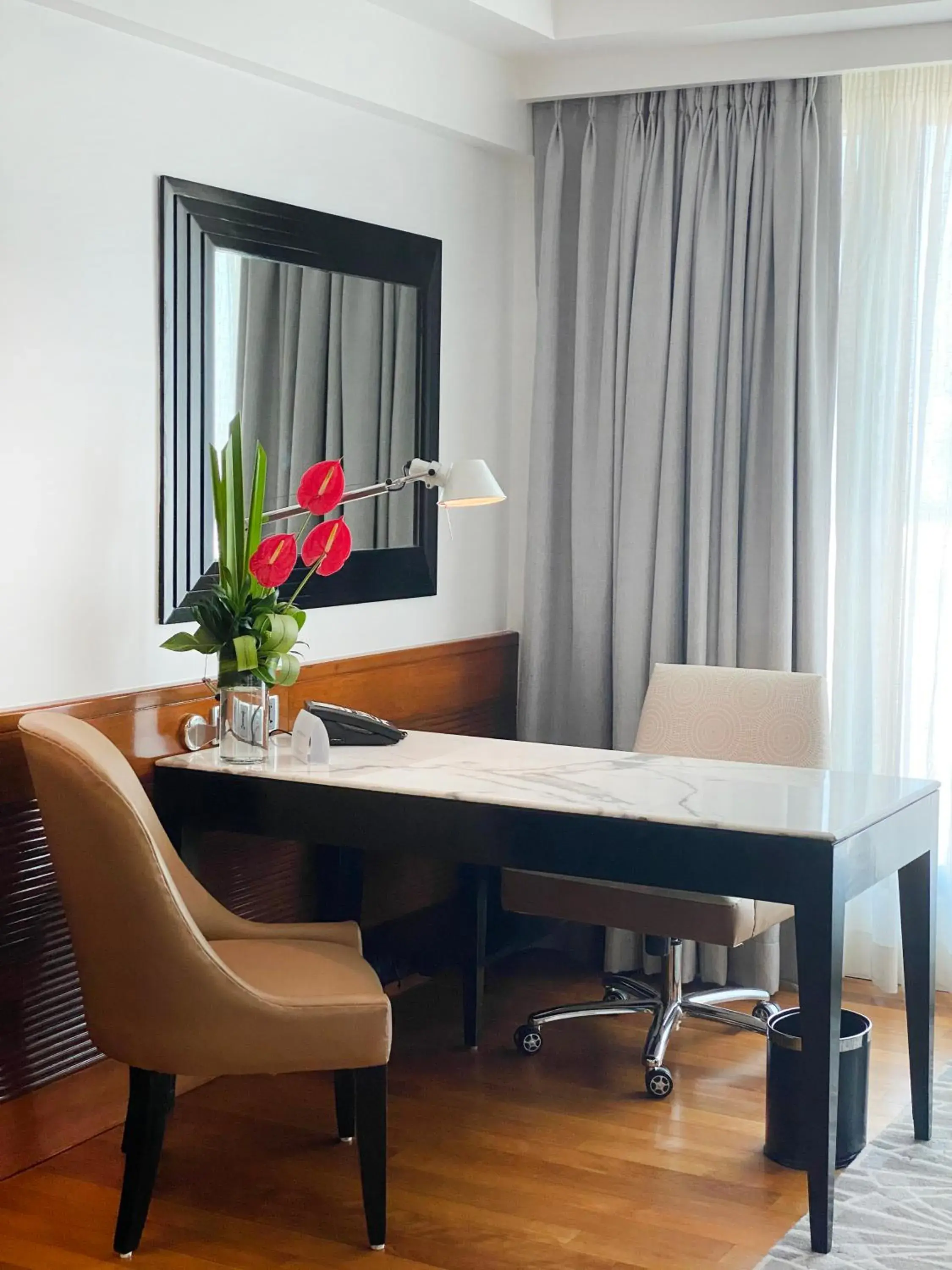 1 King Bed Classic Bay View Smoking in InterContinental Marine Drive Mumbai by IHG 1 King Bed Classic Bay View Smoking in InterContinental Marine Drive Mumbai by IHG